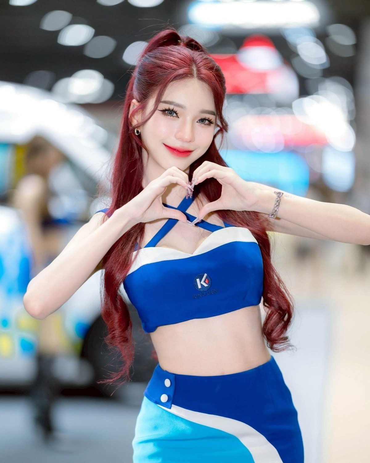 Dù tạo dáng trên xe hay giữa khu trưng bày, Janet vẫn luôn giữ vững phong độ với ánh nhìn thu hút và nụ cười rạng rỡ.