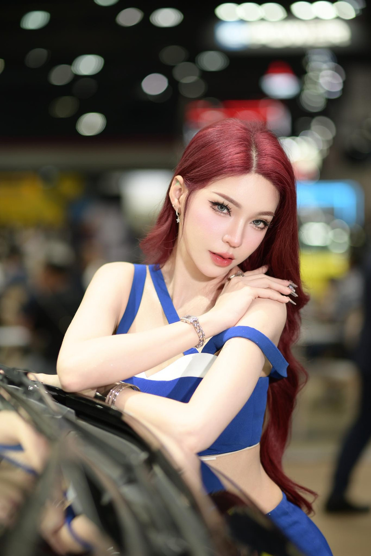 Janet Kanokwan không phải là cái tên xa lạ với giới yêu xe và thời trang tại Thái Lan. Cô từng góp mặt trong nhiều sự kiện lớn nhỏ và luôn là gương mặt quen thuộc trong các chiến dịch quảng bá xe hơi cao cấp. Xuất hiện trong một sự kiện gần đây, cô nàng nổi bật giữa dàn mẫu "chân dài" với ngoại hình xinh đẹp, cuốn hút.