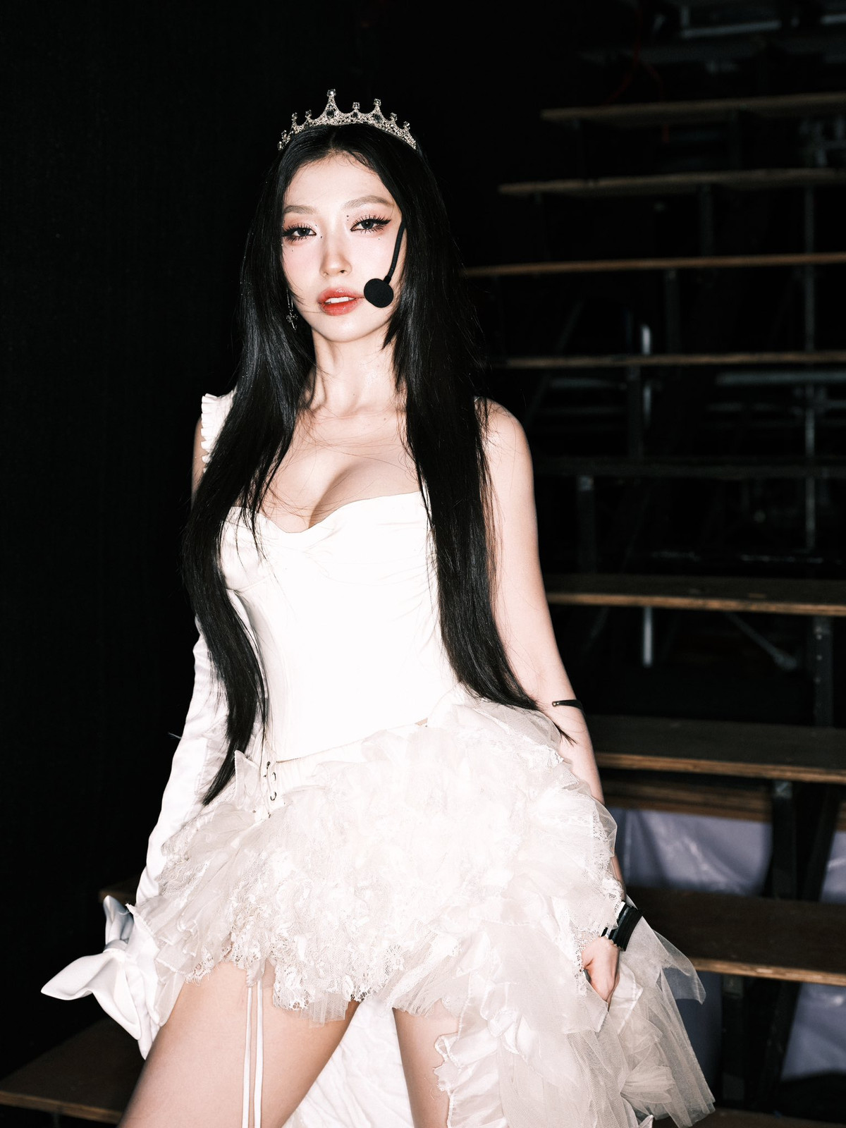 Điểm nhấn của bộ trang phục là phần corset giúp tôn lên vòng eo thon gọn cùng vòng một đầy đặn, trong khi chiếc vương miện nhỏ xinh trên mái tóc đen dài thẳng mượt góp phần hoàn thiện diện mạo "nữ hoàng sân khấu" của cô. Lối trang điểm sắc sảo nhưng không quá đậm, cùng ánh đèn sân khấu lung linh, càng khiến visual của Khổng Tú Quỳnh thêm phần nổi bật.