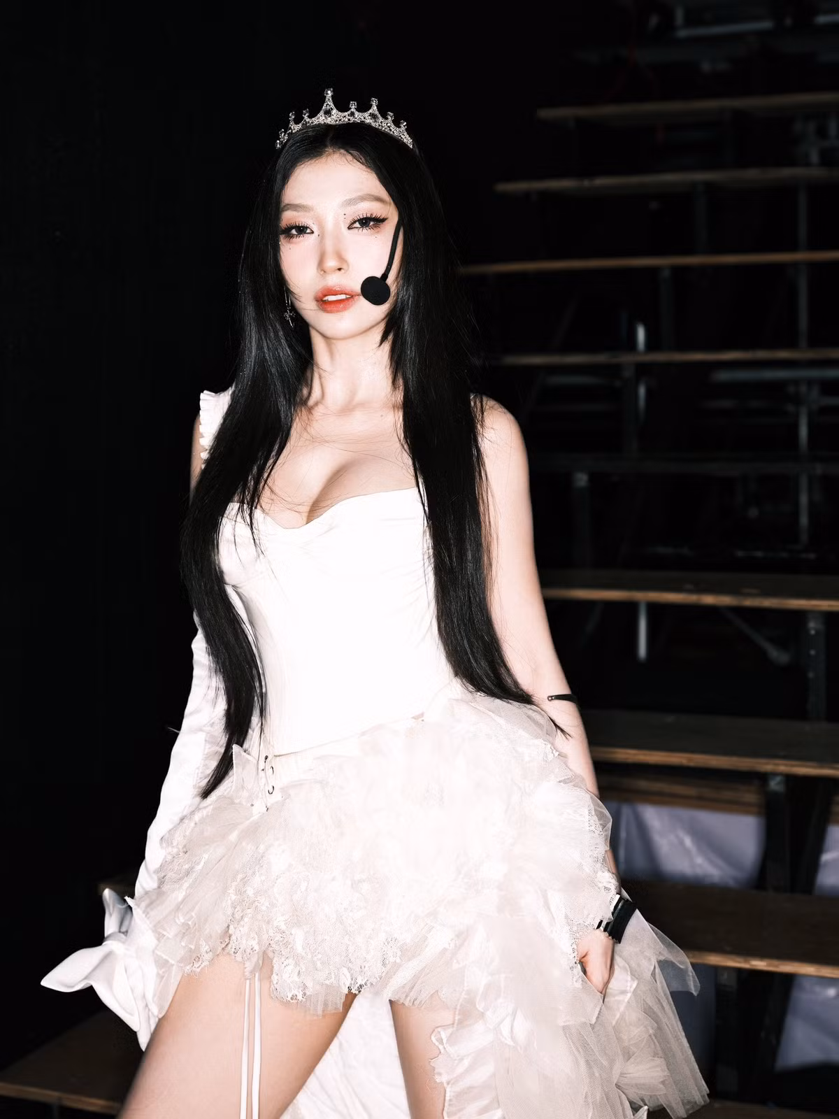 Điểm nhấn của bộ trang phục là phần corset giúp tôn lên vòng eo thon gọn cùng vòng một đầy đặn, trong khi chiếc vương miện nhỏ xinh trên mái tóc đen dài thẳng mượt góp phần hoàn thiện diện mạo "nữ hoàng sân khấu" của cô. Lối trang điểm sắc sảo nhưng không quá đậm, cùng ánh đèn sân khấu lung linh, càng khiến visual của Khổng Tú Quỳnh thêm phần nổi bật.