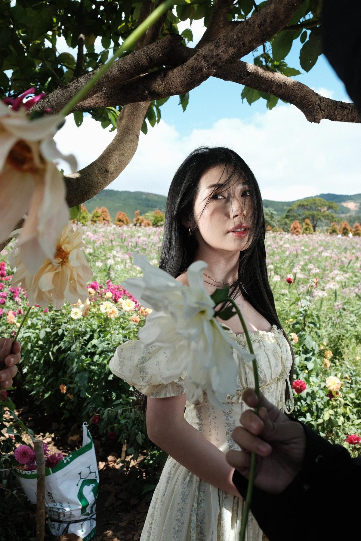 Loạt ảnh được chụp ngay trong cánh gà, khoảnh khắc Khổng Tú Quỳnh chuẩn bị bước lên sân khấu, nhưng thần thái lại không hề kém cạnh một shoot hình chuyên nghiệp. Sau thời gian dài vắng bóng, "cô bé dâu tây" ngày nào đã trở lại mạnh mẽ, trưởng thành và đầy khí chất.