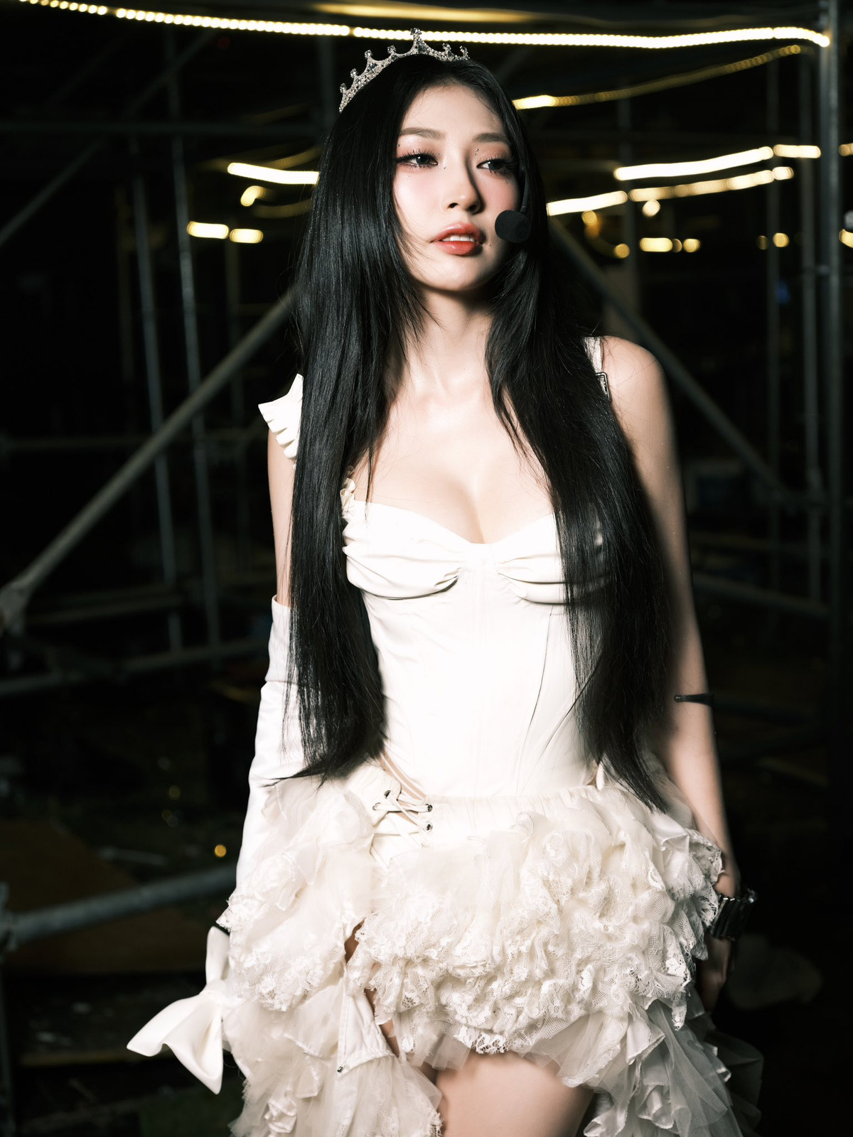 Đăng tải loạt ảnh tranh thủ chụp trong hậu trước trước giờ lên sân khấu, người đẹp họ Khổng khiến nhiều người phải xuýt xoa. Diện bộ váy trắng bồng bềnh như nàng công chúa bước ra từ chuyện cổ tích, nữ ca sĩ khoe trọn nhan sắc mặn mà cùng thần thái sắc sảo, quyến rũ.