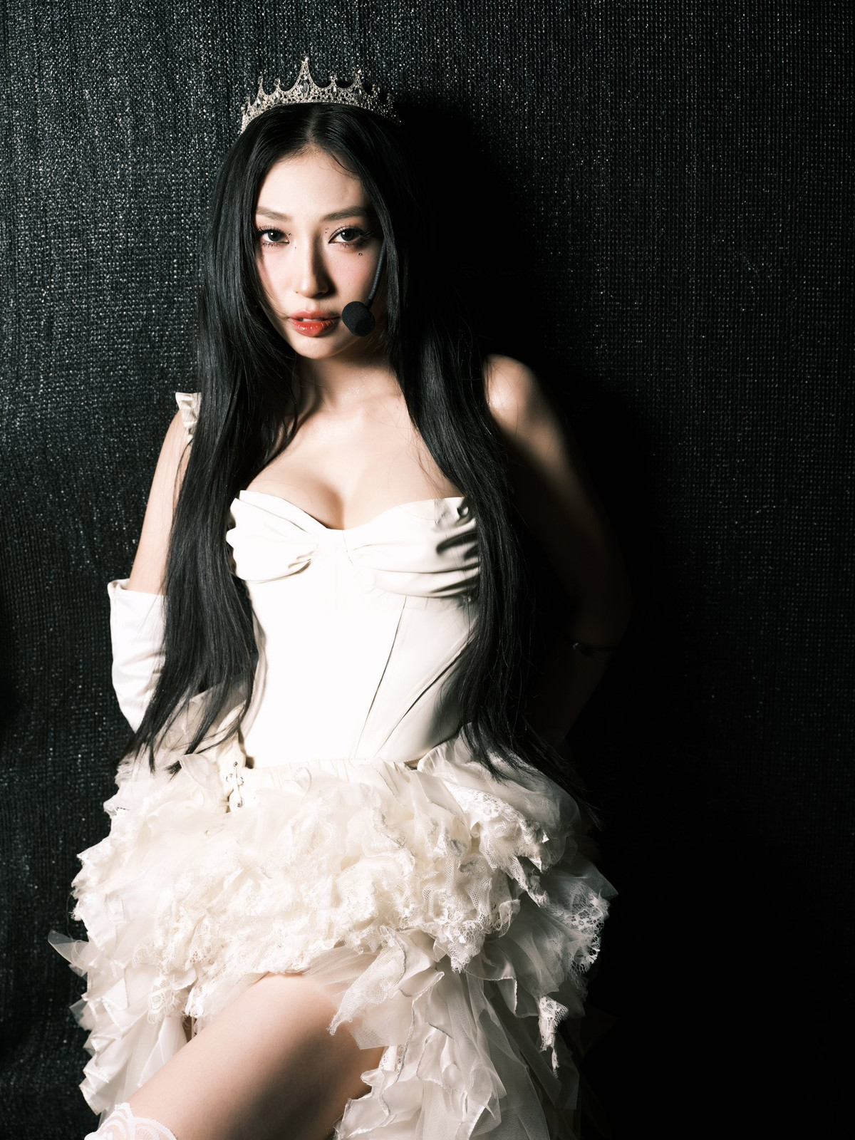 Mái tóc đen dài suôn mượt, chiếc vương miện nhỏ cùng layout trang điểm sắc nét càng làm nổi bật vẻ đẹp "băng thanh ngọc khiết" của cô nàng.
