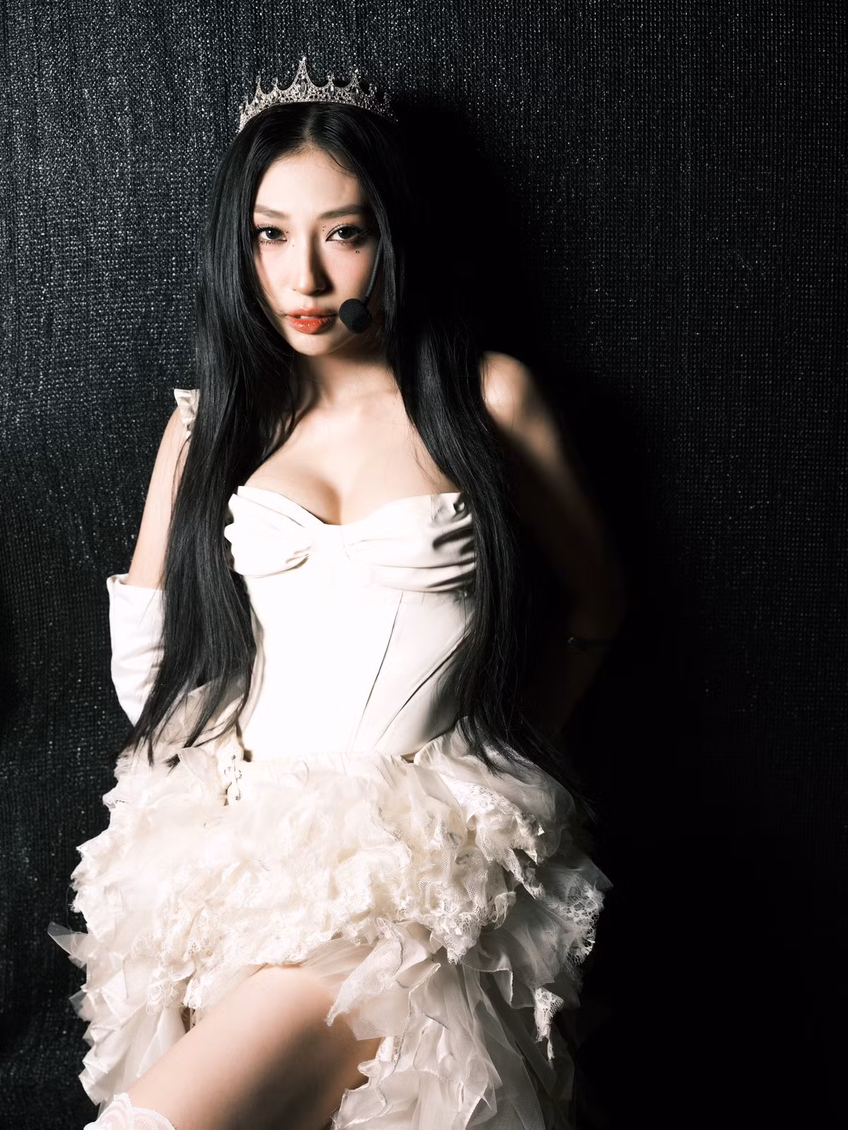 Mái tóc đen dài suôn mượt, chiếc vương miện nhỏ cùng layout trang điểm sắc nét càng làm nổi bật vẻ đẹp "băng thanh ngọc khiết" của cô nàng.