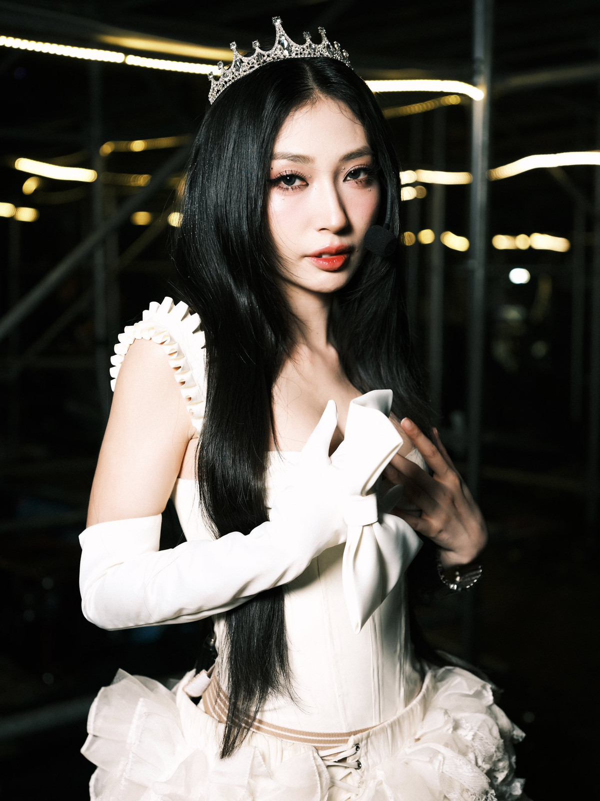 Tối 12/4, concert Chị Đẹp đã chính thức diễn ra tại TP.HCM, để lại nhiều dư âm trong lòng khán giả. Không chỉ quy tụ dàn "Chị đẹp" mùa vừa rồi, mà những chị đẹp ở mùa 1 cũng xuất hiện trên sân khấu với những màn trình diễn bùng nổ khiến fan vô cùng thích thú. Đặc biệt, có mặt tại concert lần này, Khổng Tú Quỳnh khiến người hâm mộ phải xuýt xoa bởi giao diện nhan sắc thăng hạng cực ấn tượng.