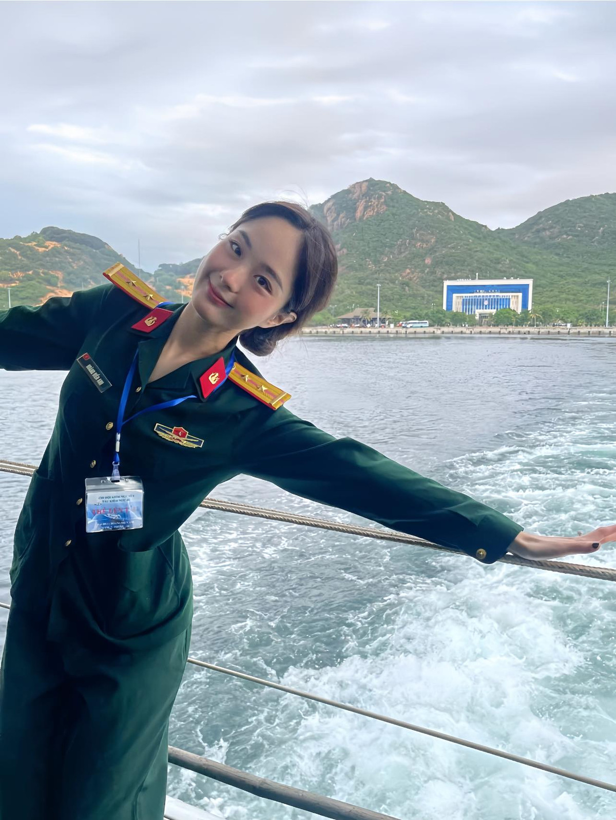 Cô nàng sở hữu nụ cười tỏa nắng với đôi mắt biết cười, bờ môi chúm chím ngọt ngào làm xiêu lòng người đối diện.
