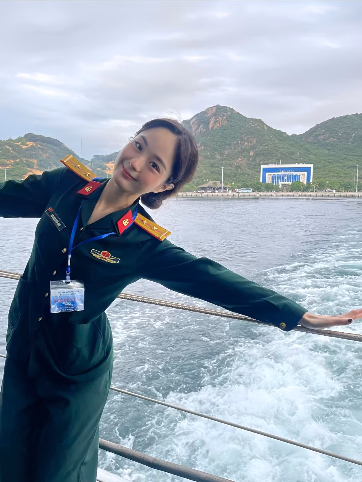 Cô nàng sở hữu nụ cười tỏa nắng với đôi mắt biết cười, bờ môi chúm chím ngọt ngào làm xiêu lòng người đối diện.