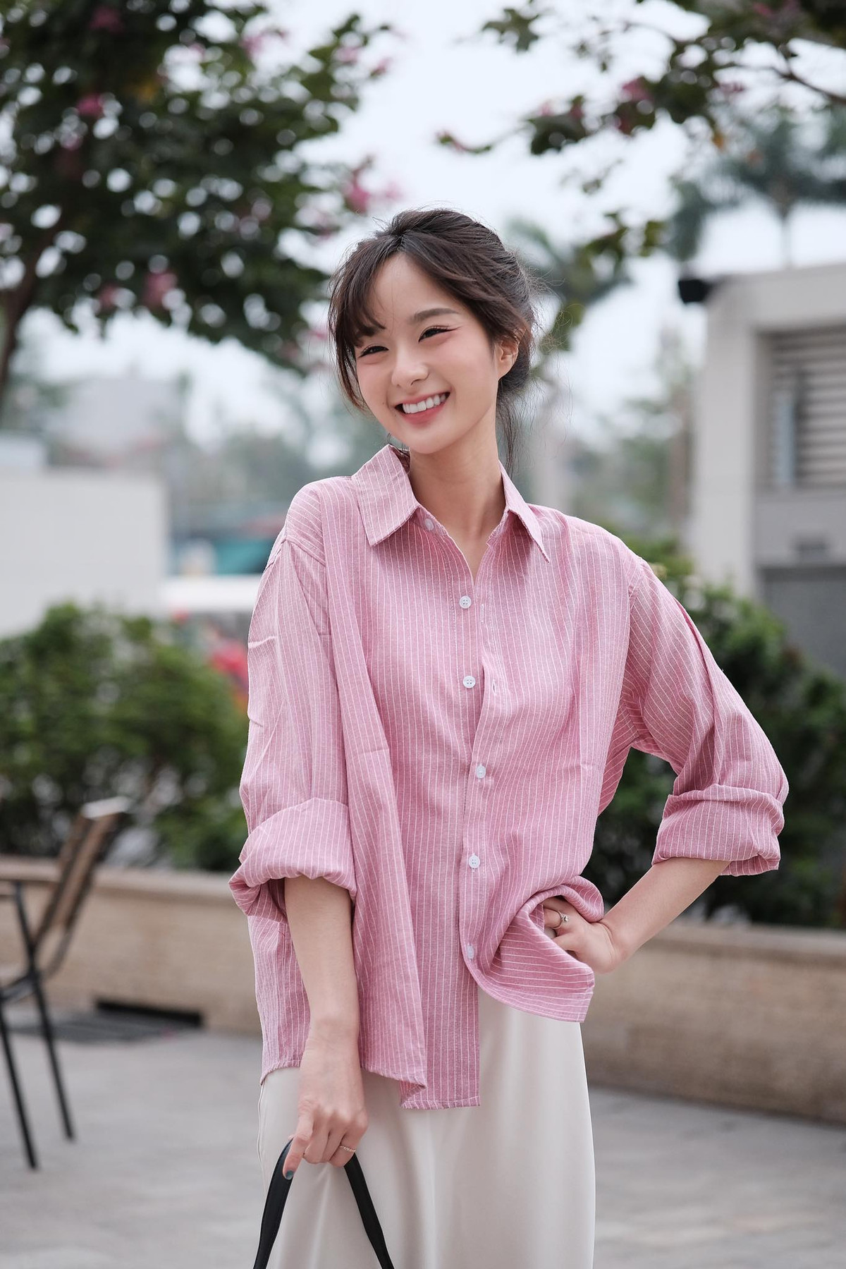 Nụ cười rạng ngời dường như là đặc điểm riêng của cô nàng khiến nhiều người nhớ tới.