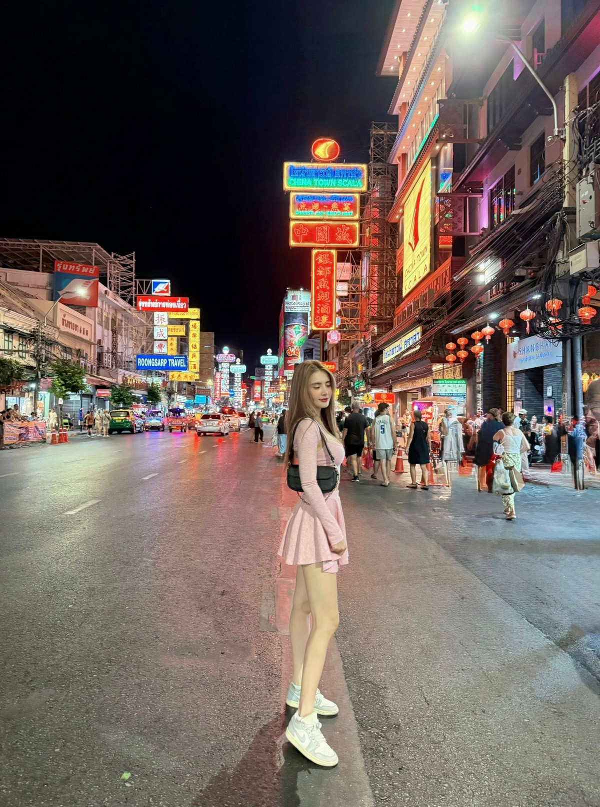 Không chỉ vậy, cô nàng kết hợp với chiếc túi đeo chéo màu đen nhỏ xinh với dây kim loại tạo điểm nhấn nổi bật, giúp cân bằng lại tổng thể "kẹo ngọt" của trang phục. Màu đen đối lập với hồng pastel tạo độ tương phản vừa đủ để thu hút ánh nhìn. Giày sneaker trắng giúp outfit trông năng động, thoải mái hơn – phù hợp với vibe dạo phố, vừa giữ được sự nữ tính vừa không quá cầu kỳ.