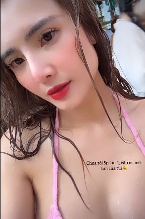 Trước đó, Khánh Chi khoe khoảnh khắc tham gia vào lễ hội té nước đầy sôi động. Cô nàng hào hứng chia sẻ: "Chưa tới 5 phút luôn á, cặp mi mới làm của tui".