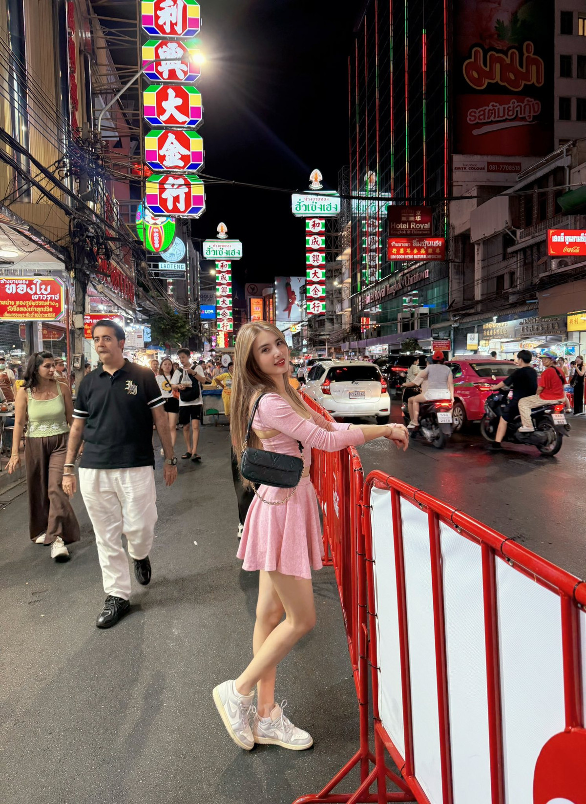 Chân váy xòe chữ A ngắn là điểm nhấn đáng chú ý, không chỉ giúp "hack" chiều cao mà còn mang lại nét trẻ trung, tươi mới. Chất liệu mỏng nhẹ cùng độ bồng vừa phải tạo cảm giác bay bổng khi di chuyển, rất phù hợp để dạo phố đêm.