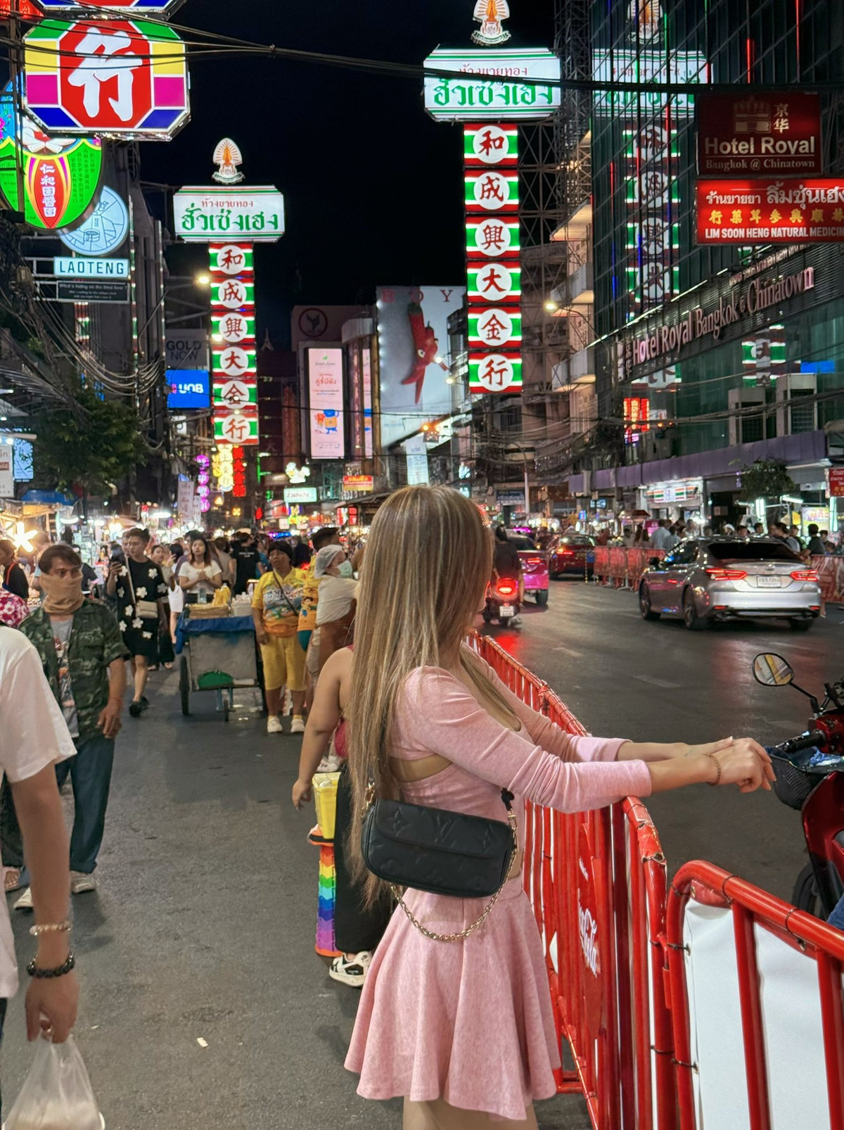 Áo crop-top ôm sát giúp khoe trọn vòng eo thon gọn cùng đường cong mềm mại. Phần tay dài cân bằng với độ ngắn của váy, tạo nên tổng thể không quá phô trương nhưng vẫn đủ gợi cảm.