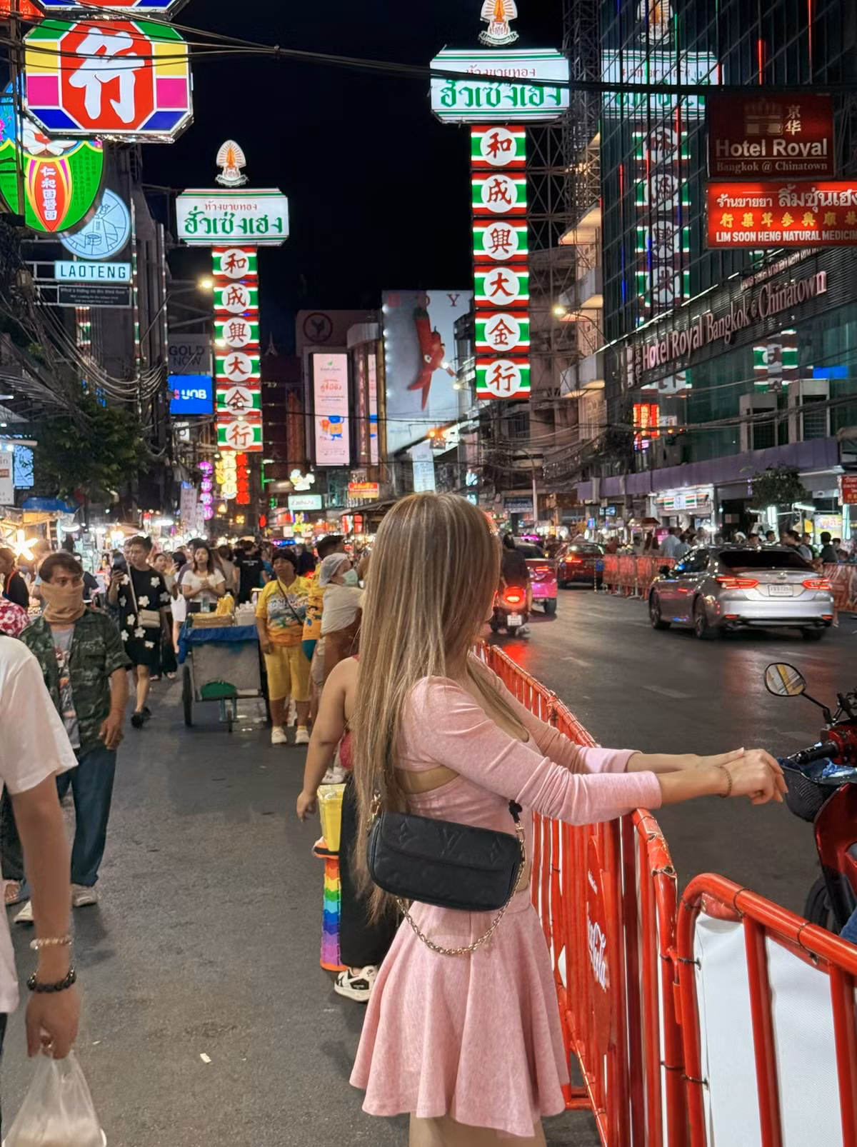 Áo crop-top ôm sát giúp khoe trọn vòng eo thon gọn cùng đường cong mềm mại. Phần tay dài cân bằng với độ ngắn của váy, tạo nên tổng thể không quá phô trương nhưng vẫn đủ gợi cảm.