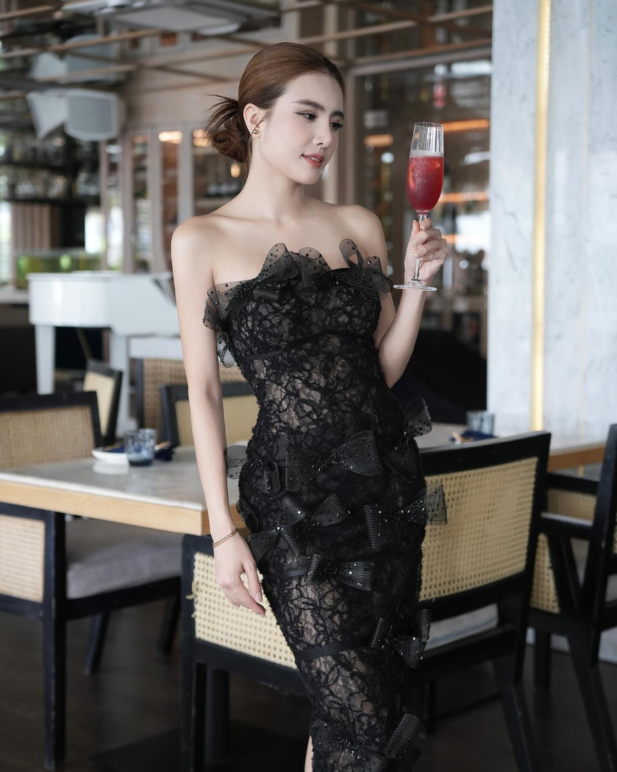 Lê Khánh Chi sinh năm 1989 tại Nghệ An, là em gái út cựu tiền đạo Công Vinh. Cô từng đăng quang Nữ sinh Thanh lịch Đại học Văn hóa mở rộng 2011, từng là người mẫu ảnh được nhiều nhãn hàng ưu ái. Tuy nhiên từ khi kết hôn, cô nàng rút lui dần khỏi những hoạt động nghệ thuật.