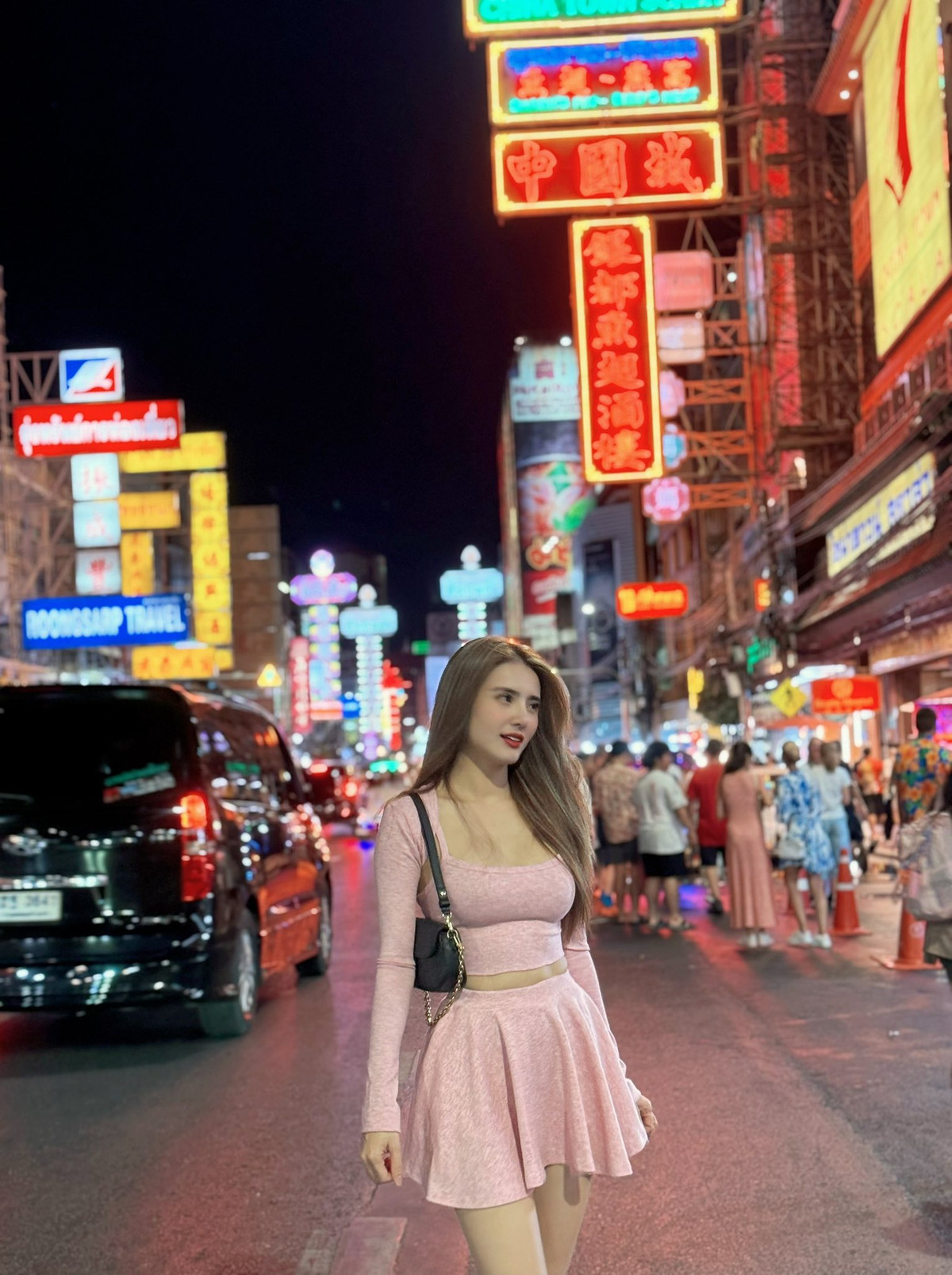 Chiếc set đồ với sắc hồng pastel – gam màu vốn được yêu thích vì mang lại cảm giác nhẹ nhàng, nữ tính – không hề bị “lép vế” trước những biển đèn neon lấp lánh của phố Tàu. Ngược lại, tông màu này khiến cô nàng trở nên nổi bật mà vẫn giữ được vẻ ngọt ngào, trong trẻo