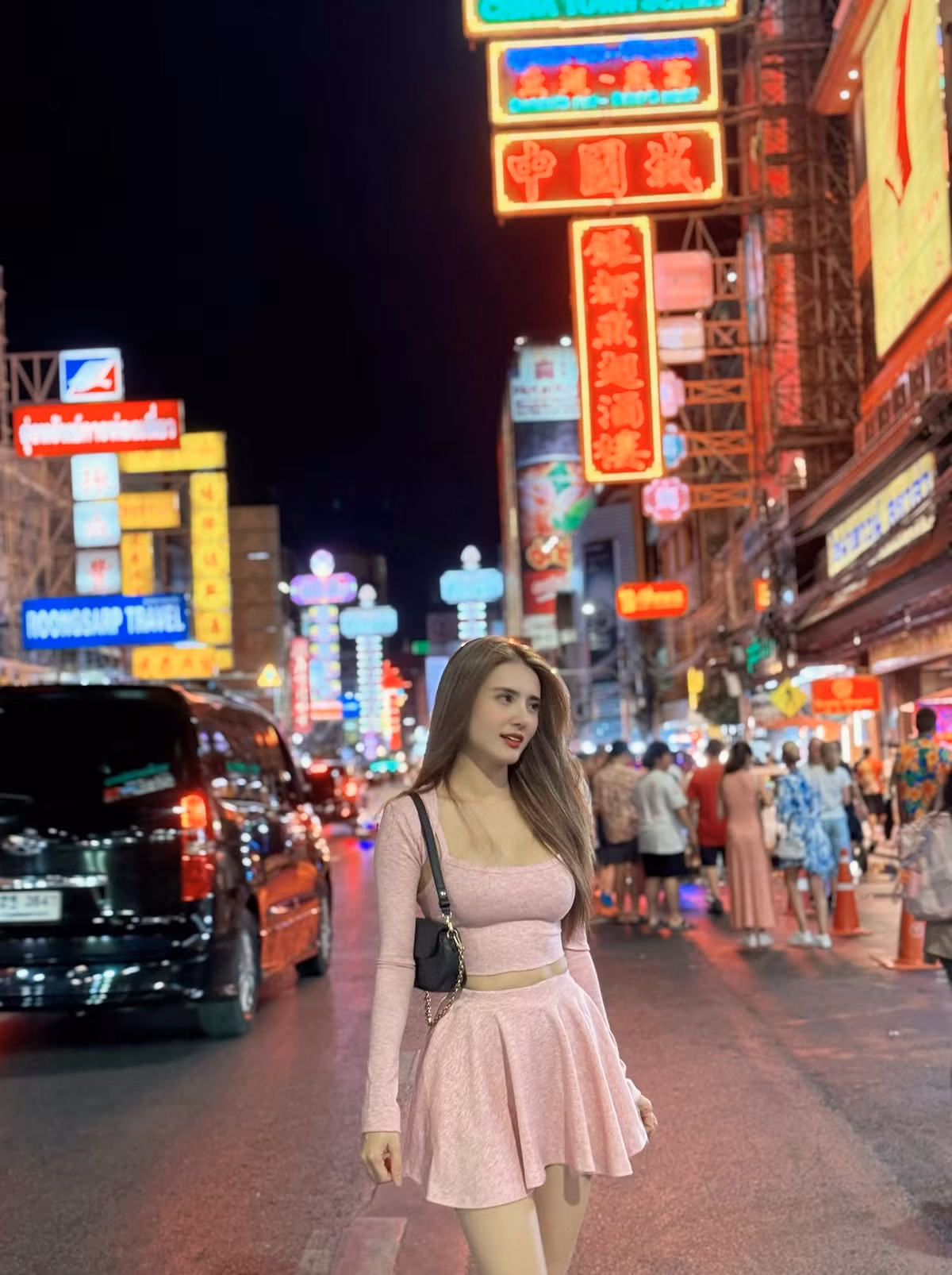 Chiếc set đồ với sắc hồng pastel – gam màu vốn được yêu thích vì mang lại cảm giác nhẹ nhàng, nữ tính – không hề bị “lép vế” trước những biển đèn neon lấp lánh của phố Tàu. Ngược lại, tông màu này khiến cô nàng trở nên nổi bật mà vẫn giữ được vẻ ngọt ngào, trong trẻo