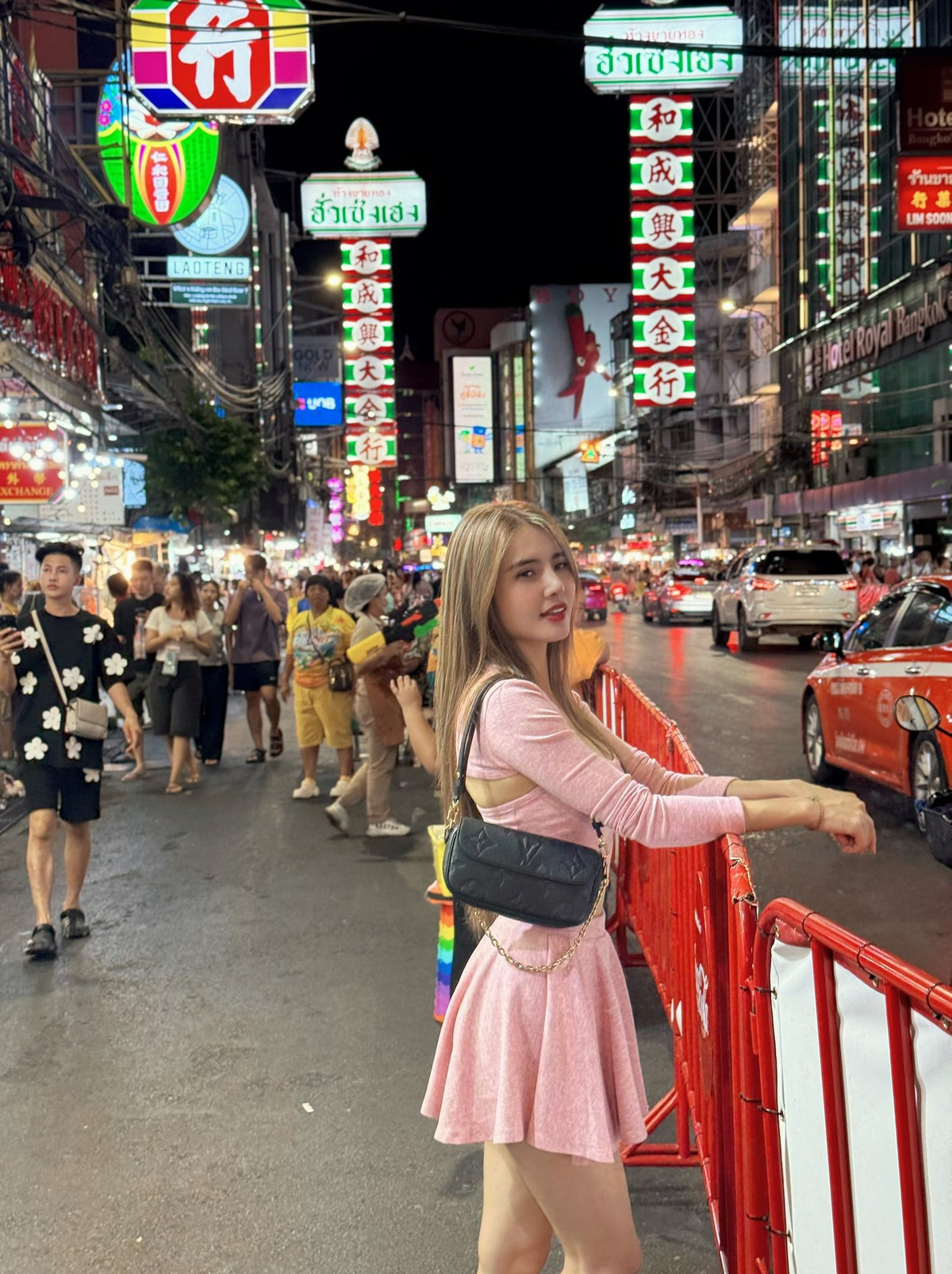 Lễ hội té nước Songkran Thái Lan 2025 thu hút không chỉ người dân xứ chùa Vàng mà còn rất nhiều quốc gia khác, trong đó có Việt Nam. Em gái cựu danh thủ Lê Công Vinh cũng không bỏ qua lễ hội mỗi năm một lần này, cùng với nhóm bạn vi vu đất Thái.