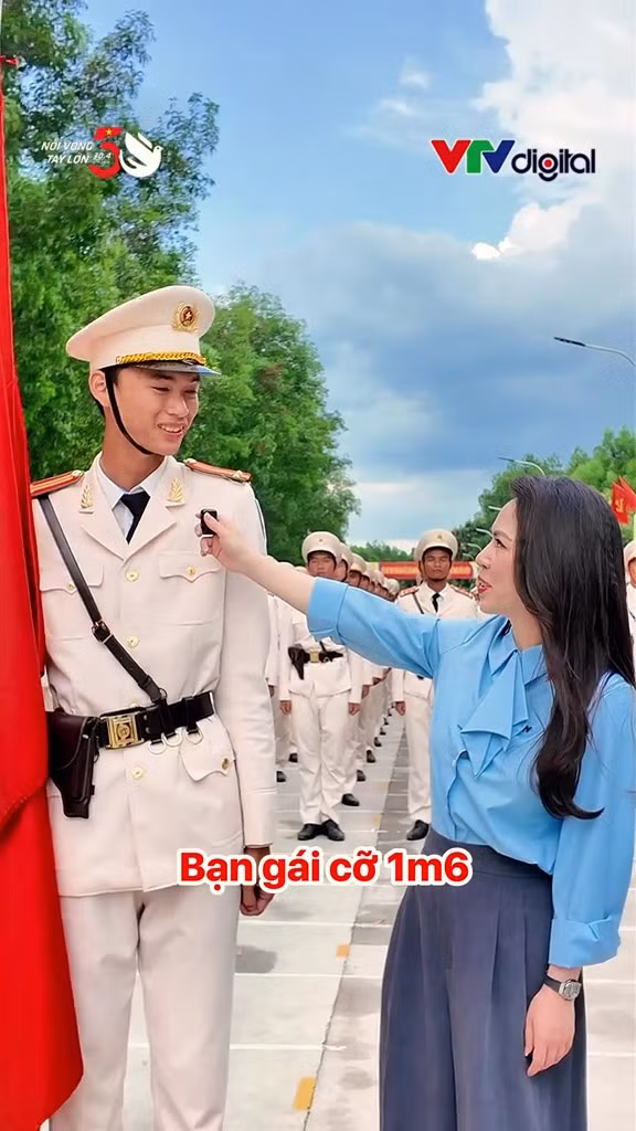 Gia Bảo chia sẻ rằng anh là người cao nhất trong đội hình diễu binh và phải điều chỉnh bước đi để đồng bộ với các đồng đội: "Do bọn em có tập luyện, em cố gắng bước ít lại và các bạn bước dài ra để có thể đi đội hình cùng với em" .