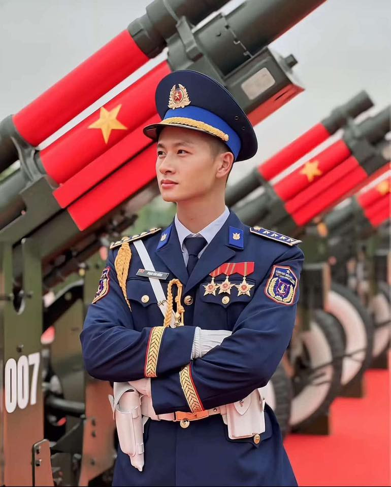 Cư dân mạng không chỉ ngưỡng mộ tác phong nghiêm túc, kỷ luật thép của những người lính mà còn bất ngờ trước ngoại hình nổi bật của nhiều chiến sĩ – cao ráo, phong độ và đặc biệt là rất “ăn ảnh”.