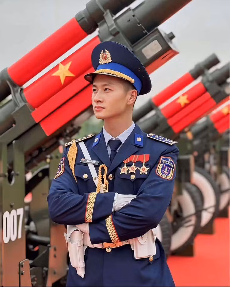 Cư dân mạng không chỉ ngưỡng mộ tác phong nghiêm túc, kỷ luật thép của những người lính mà còn bất ngờ trước ngoại hình nổi bật của nhiều chiến sĩ – cao ráo, phong độ và đặc biệt là rất “ăn ảnh”.