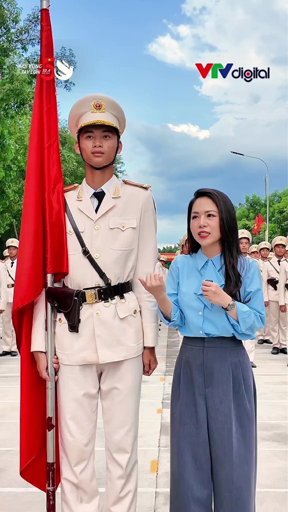 Trong một đoạn phỏng vấn ngắn với BTV Thư Hiền trên kênh TikTok VTV24, chiến sĩ Lê Ngọc Gia Bảo – thành viên đội diễu binh Khối nam Sĩ quan Công an TP.HCM – đã thu hút sự chú ý với ngoại hình nổi bật và chiều cao 1m93. Khi được hỏi về tiêu chí chọn bạn gái, anh chàng chia sẻ: "Nếu mà em thì em cũng chỉ cần bạn gái cỡ 1m6 thôi ạ" .