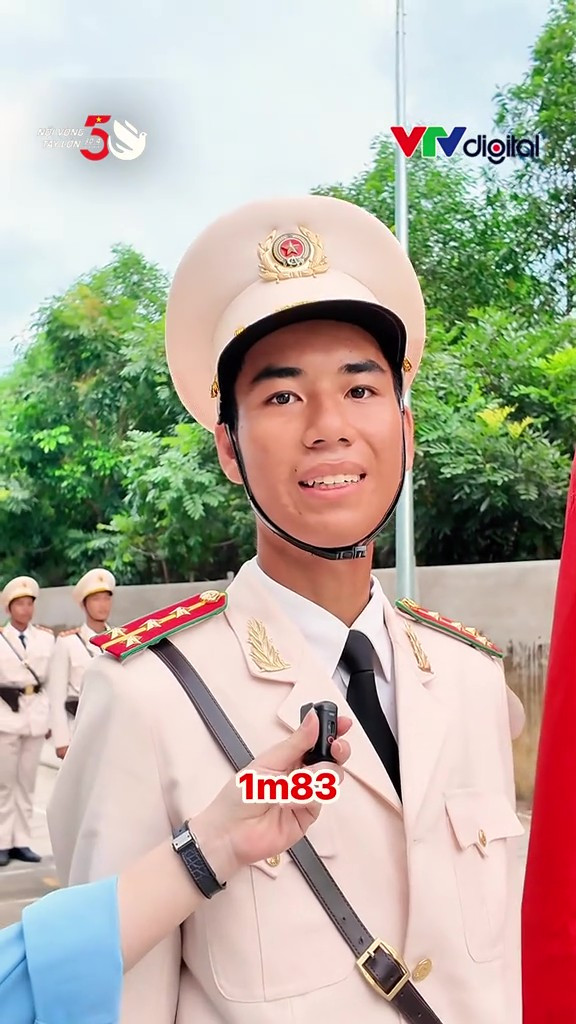 Sau khi đoạn clip được lan truyền, nhiều người dùng mạng xã hội đã bày tỏ sự thích thú và hài hước bình luận về tiêu chí chọn bạn gái của Gia Bảo. Không chỉ vậy, ngoài Gia Bảo, cư dân mạng cũng choáng ngợp vì chiều cao của các chiến sĩ trong đội hình. Riêng các chiến sĩ ở 2 hàng đầu đều cao hơn 1m8, con số khiến nhiều người xuýt xoa.