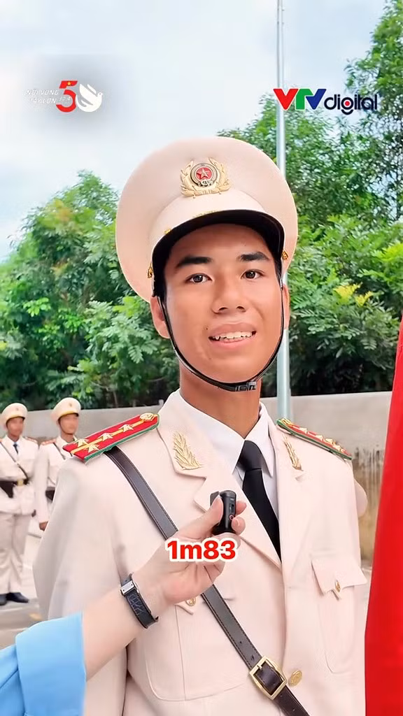 Sau khi đoạn clip được lan truyền, nhiều người dùng mạng xã hội đã bày tỏ sự thích thú và hài hước bình luận về tiêu chí chọn bạn gái của Gia Bảo. Không chỉ vậy, ngoài Gia Bảo, cư dân mạng cũng choáng ngợp vì chiều cao của các chiến sĩ trong đội hình. Riêng các chiến sĩ ở 2 hàng đầu đều cao hơn 1m8, con số khiến nhiều người xuýt xoa.