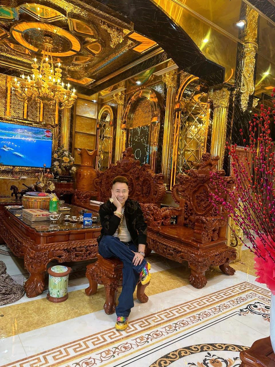 Hầu hết nội thất, đồ dùng bên trong như bàn ghế, đồng hồ... được dát vàng 24k và vàng công nghiệp tỉ mỉ.