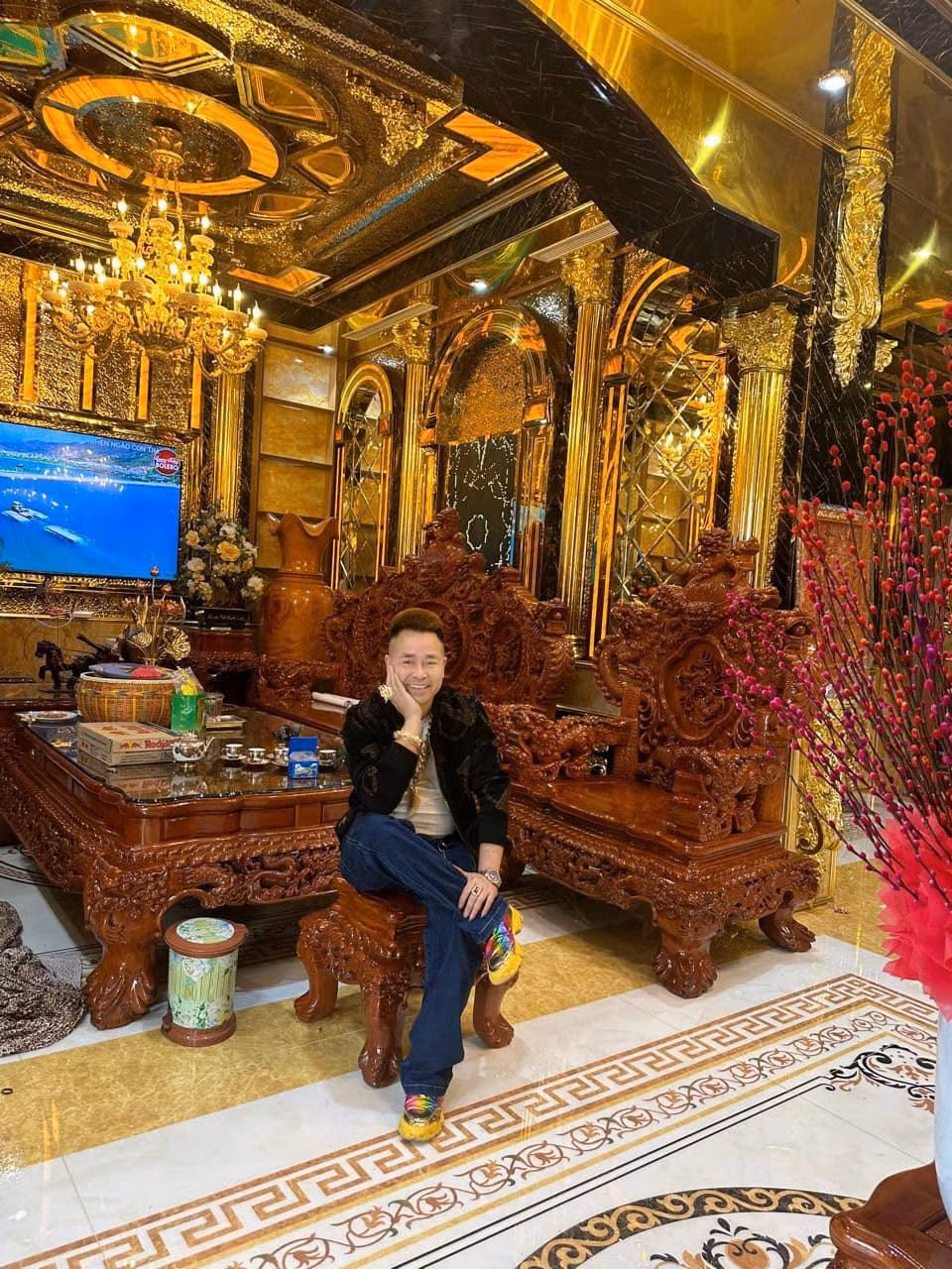 Hầu hết nội thất, đồ dùng bên trong như bàn ghế, đồng hồ... được dát vàng 24k và vàng công nghiệp tỉ mỉ.