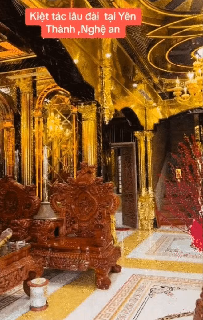 Những mảng tường được phù điêu cầu kỳ, dát vàng óng ánh, với phong cách Rococo và Baroque thường thấy trong các cung điện Pháp thế kỷ XVII–XVIII.