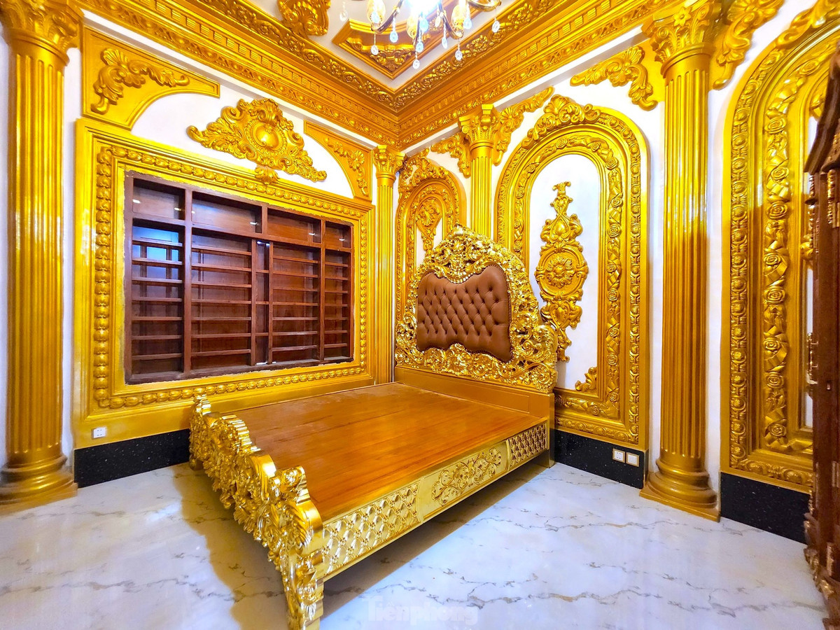 Giường ngủ bọc da, đầu giường chạm trổ họa tiết hoàng gia, thành giường dát vàng lấp lánh. Bao quanh là hệ thống cột trụ cổ điển và vòm mái uốn cong, được trang trí bằng những hoa văn nổi phủ vàng – giống như phòng ngủ trong các cung điện của Versailles hay Buckingham.