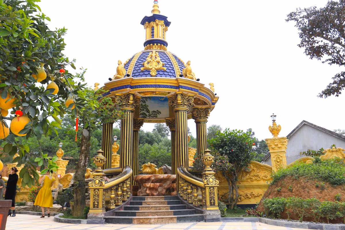 Mặt tiền lâu đài được trang trí bằng những họa tiết phù điêu tinh xảo, cột trụ lớn và mái vòm dát vàng. Tông màu chủ đạo là vàng đồng và tím xanh, tạo nên vẻ ngoài lộng lẫy và sang trọng.