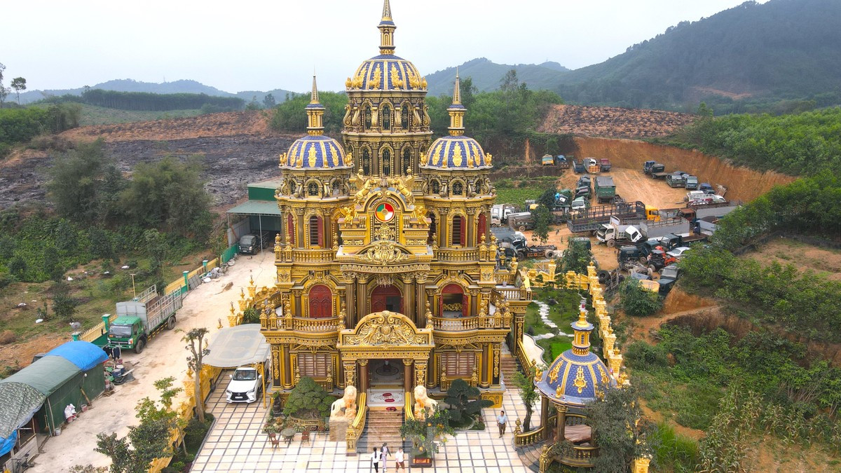 Tòa lâu đài "Thoan Bình" nằm bên Quốc lộ 7A, xã Mỹ Thành, huyện Yên Thành, tỉnh Nghệ An, nổi bật với kiến trúc cổ điển Pháp. Công trình có diện tích sàn 400m² trên tổng khuôn viên 7.200m², gồm 3 tầng chính và 3 tầng tum, với chiều cao gần 40m .