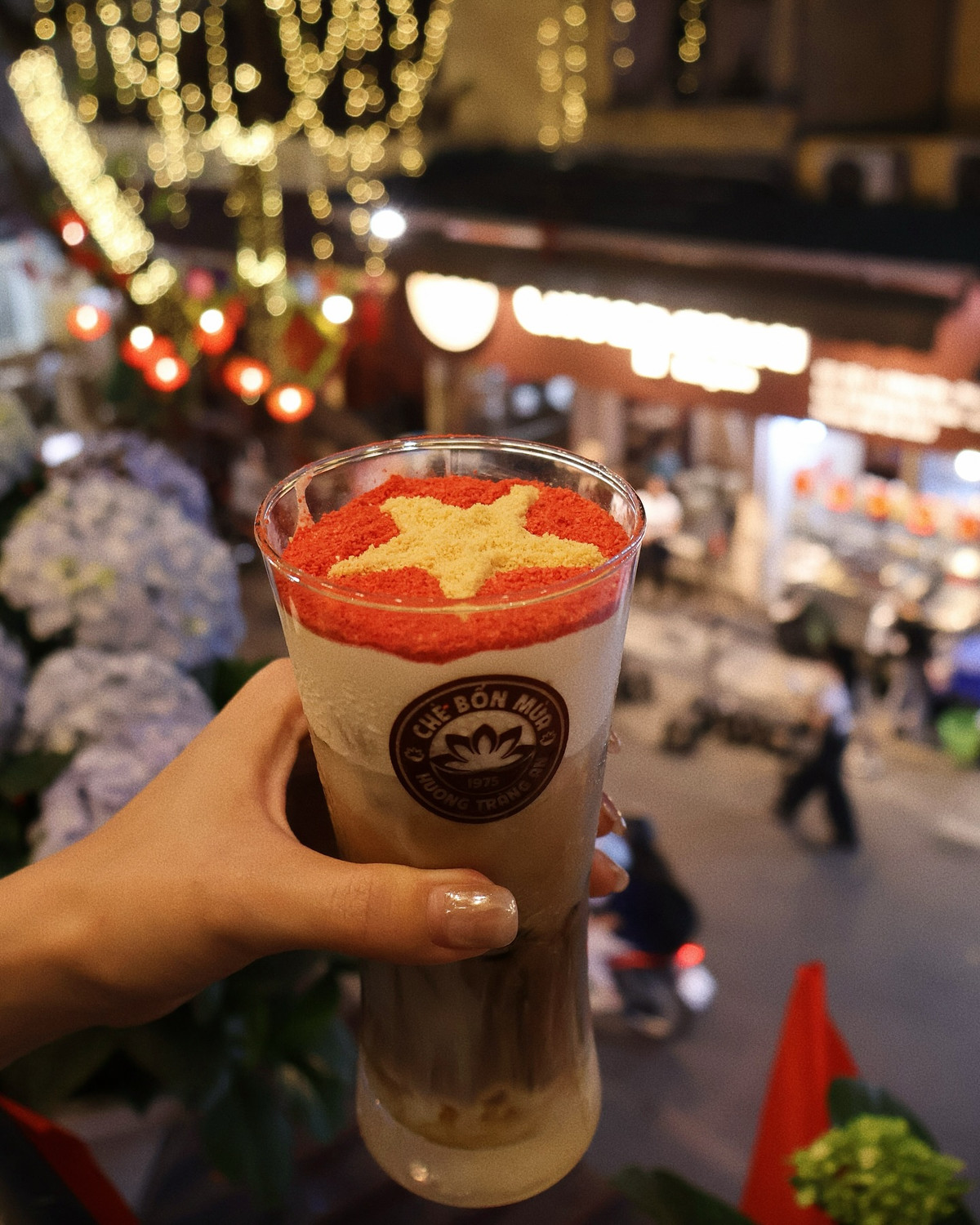 Với Gen Z – thế hệ trẻ yêu thích cái đẹp, đam mê sự sáng tạo và không ngừng tìm kiếm các cách thể hiện bản thân – trào lưu này là một “điểm chạm văn hóa” cực thú vị. Họ không chỉ đơn giản là uống một ly nước, mà còn đang gửi đi một thông điệp: yêu nước, nhớ ơn lịch sử không cần phải quá nghiêm trọng hay giáo điều, mà có thể bắt đầu từ những hành động nhỏ, gần gũi và cá tính.