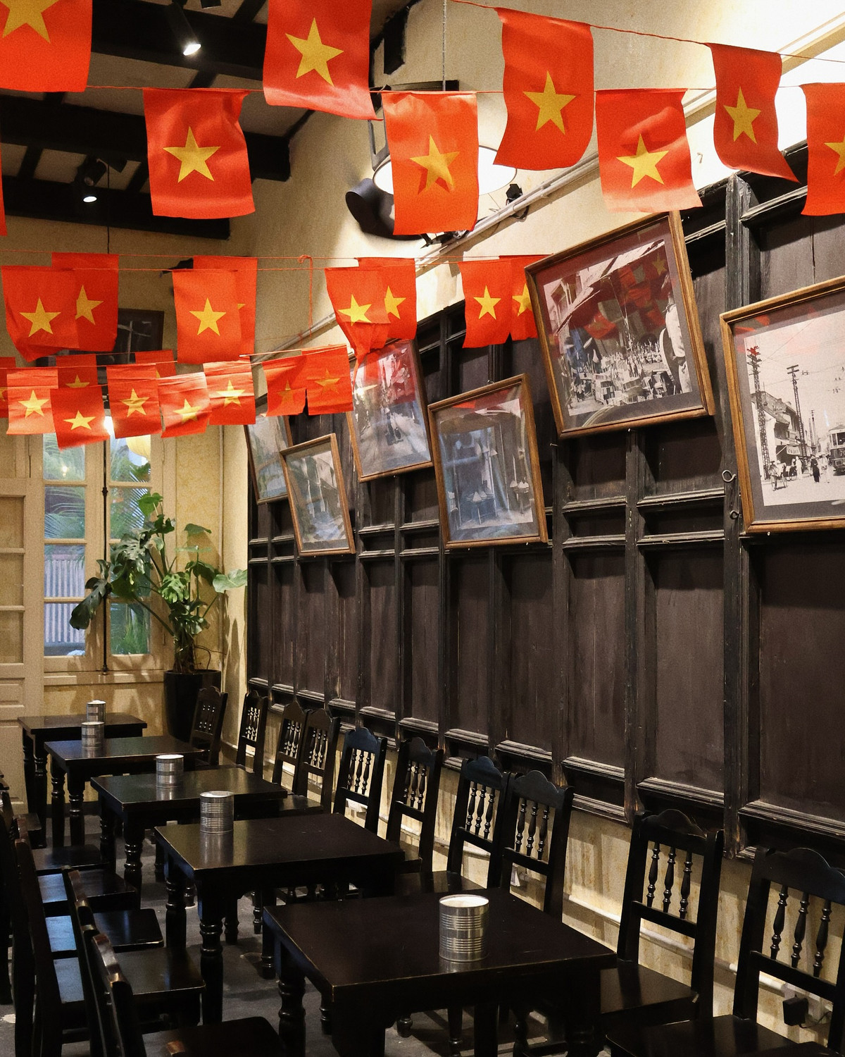 Vào những ngày cuối tuần, các quán cà phê này thu hút hàng trăm lượt khách ghé thăm mỗi ngày, đặc biệt vào các khung giờ cao điểm.