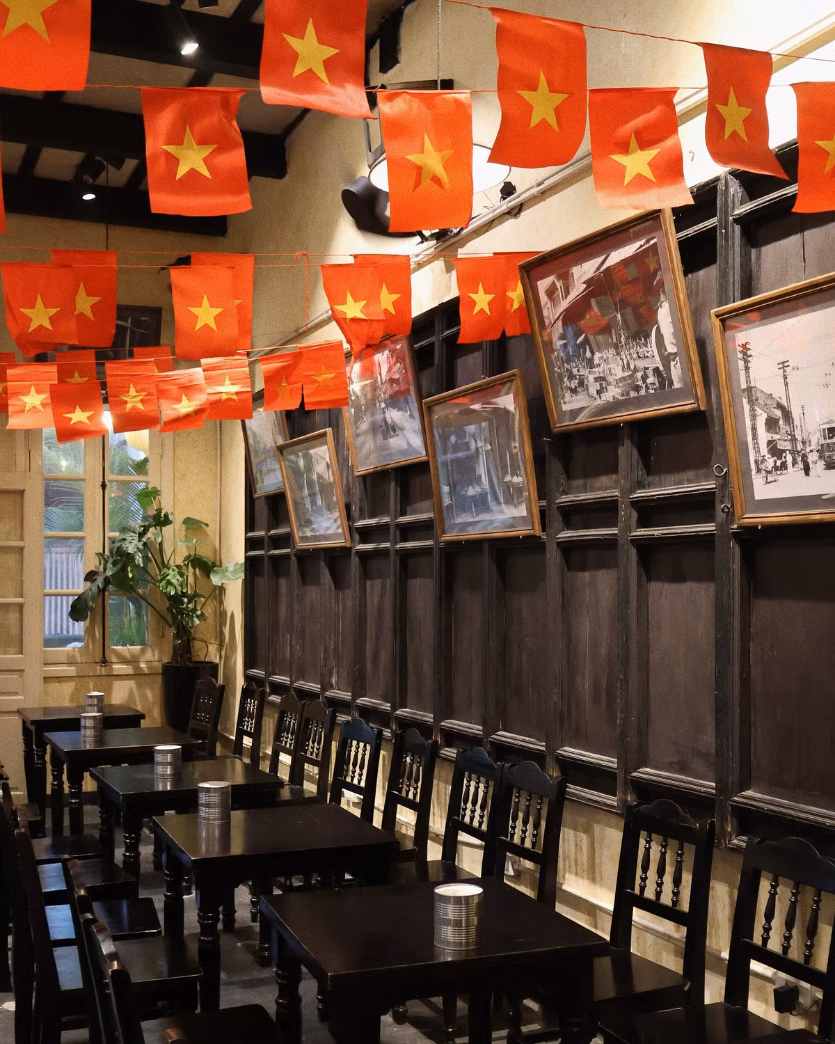 Vào những ngày cuối tuần, các quán cà phê này thu hút hàng trăm lượt khách ghé thăm mỗi ngày, đặc biệt vào các khung giờ cao điểm.