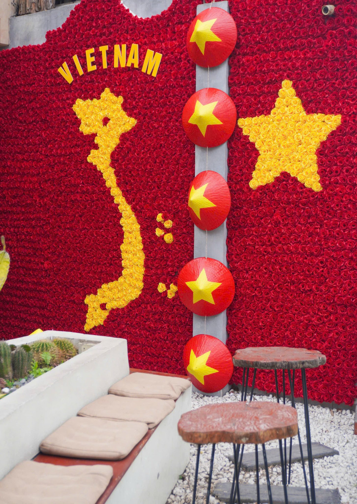 Nhiều bạn trẻ đăng ảnh thưởng thức đồ uống trong không gian đậm chất dân tộc như thế này.