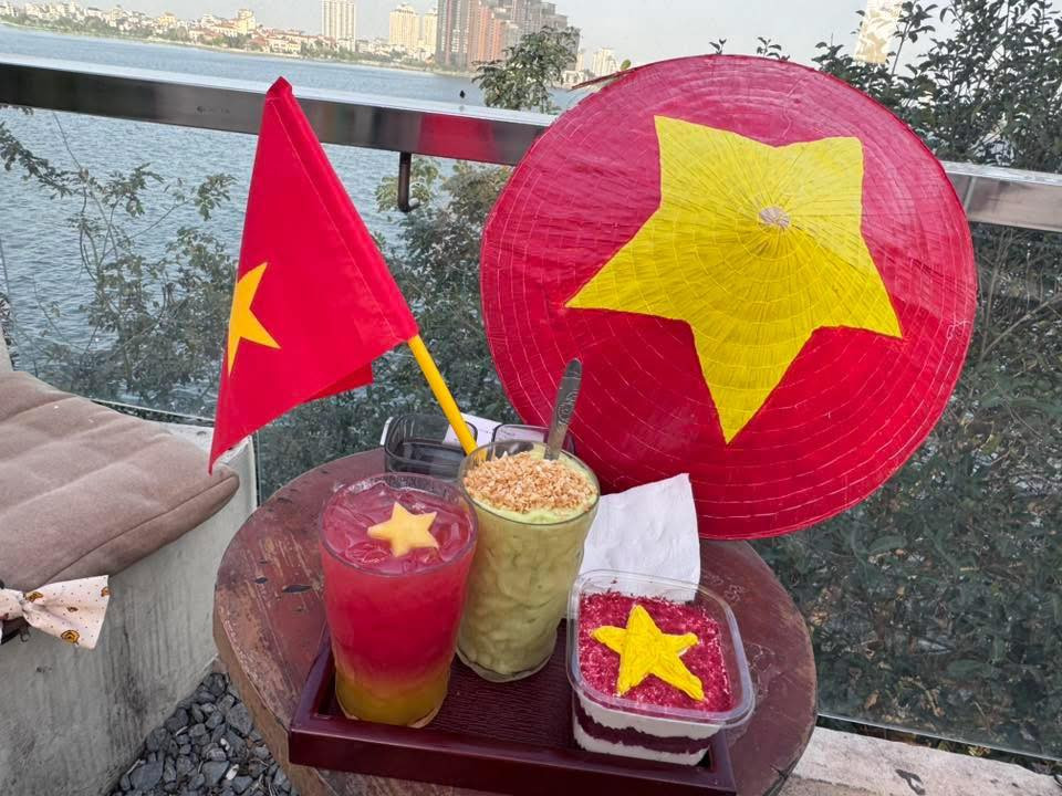 Không chỉ thể hiện sự sáng tạo trong nghệ thuật pha chế, đây còn là cách đầy tinh tế để lan tỏa tinh thần yêu nước, tự hào dân tộc trong giới trẻ.