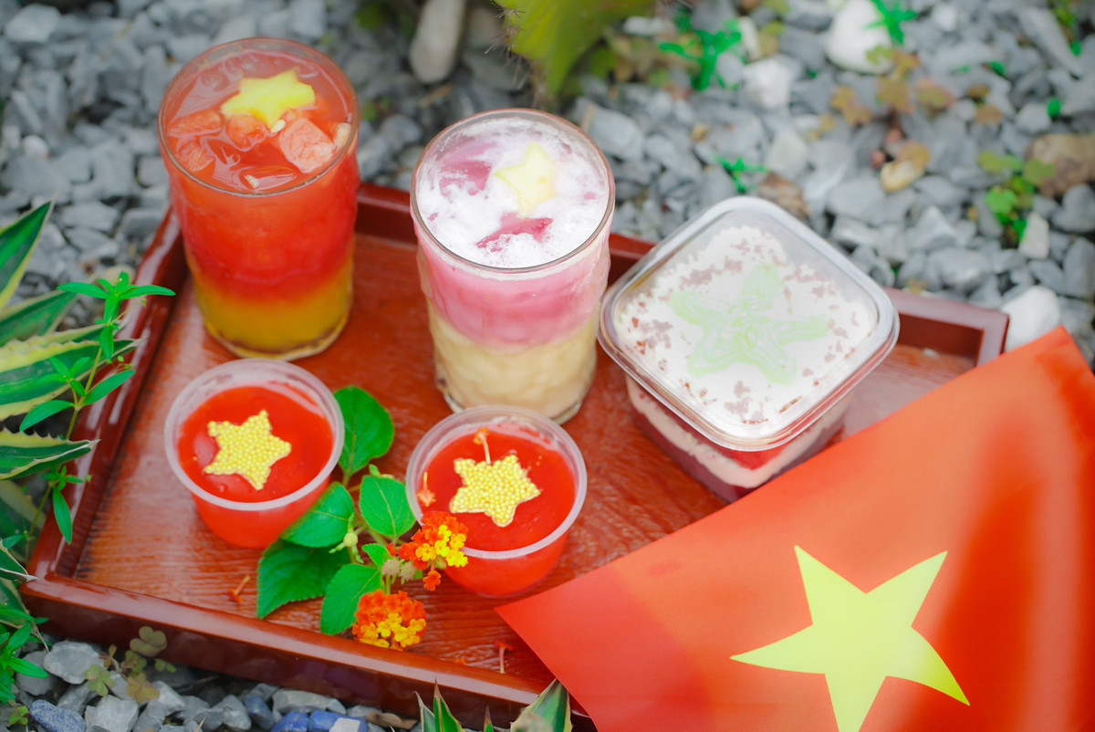 Nhiều quán cà phê còn tổ chức mini event mang chủ đề “Tự hào Việt Nam” – nơi khách hàng vừa thưởng thức đồ uống đặc biệt, vừa được tham gia hoạt động như vẽ cờ trên móng tay, đeo băng đô tổ quốc hay viết lời chúc gửi đến đất nước.