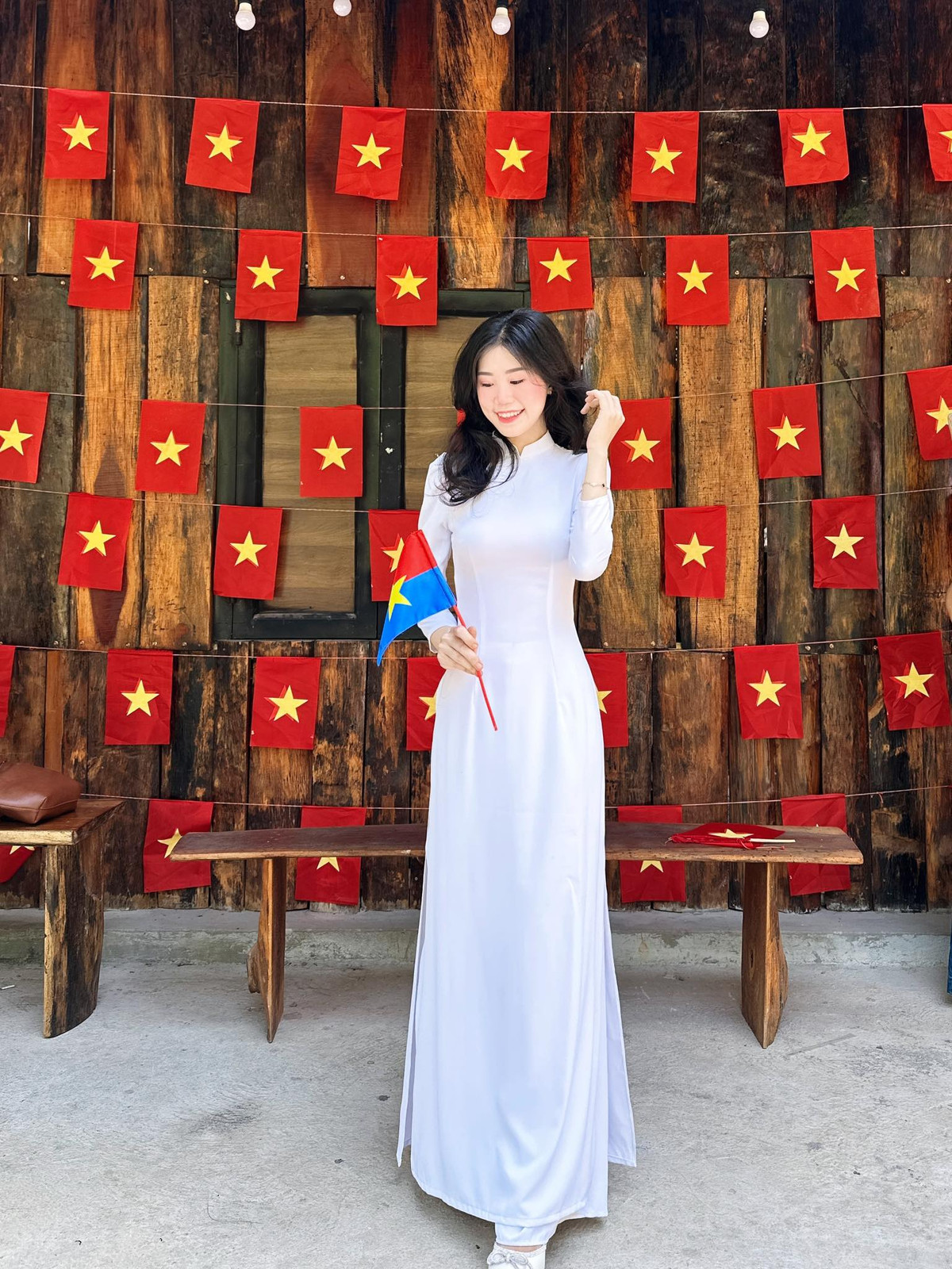 Nhiều quán cà phê tại khoác lên mình diện mạo mới với những dải dây treo cờ đỏ sao vàng.