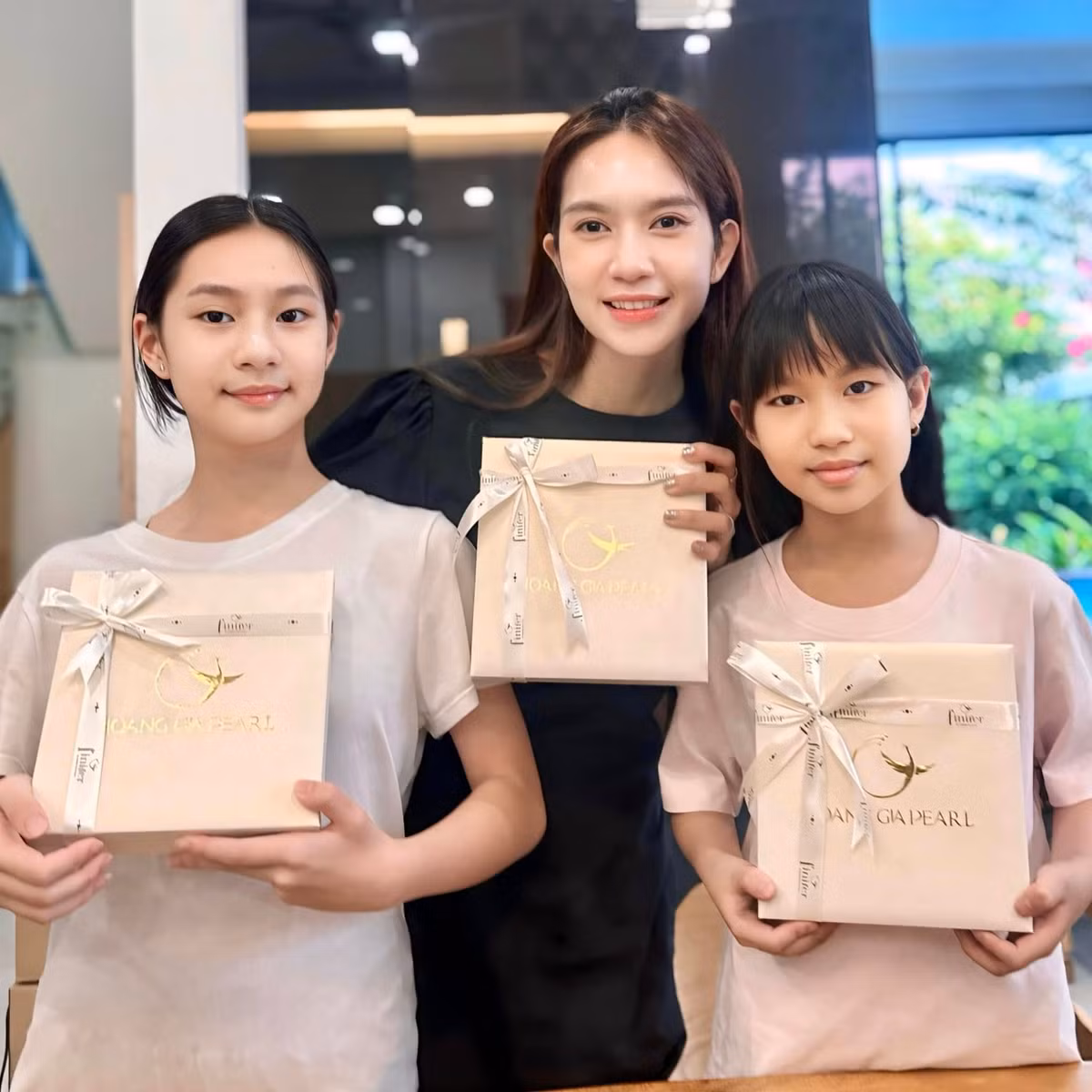 Trong bộ phim năm nay của bố, Cherry cũng có một vai diễn. Thực tế đây không phải lần đầu tiên Cherry đóng phim của bố nhưng lần này, cô bé có vai diễn lớn hơn hẳn.