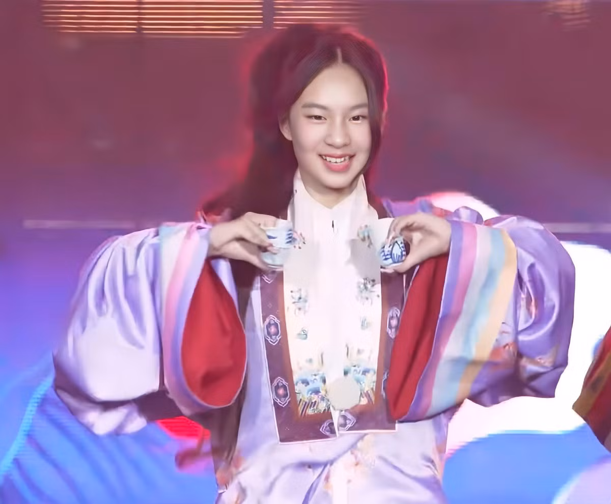 Tiết mục múa chén vô cùng điệu nghệ của Cherry nhận về cơn mưa cư dân mạng. Sự tự tin cùng thần thái chuyên nghiệp trên sân khấu của cô bé được nhiều người nhận xét không khác gì một nghệ sĩ múa thực thụ.