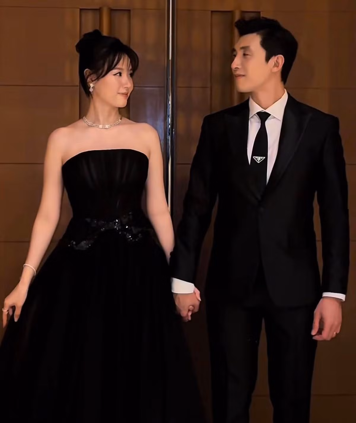 Midu chọn một chiếc đầm đen quây sang trọng, khéo léo khoe trọn xương quai xanh thanh tú cùng vòng eo nhỏ nhắn. Phần chân váy bồng bềnh giúp cô nàng toát lên vẻ yêu kiều như một nàng công chúa bước ra từ truyện cổ tích.