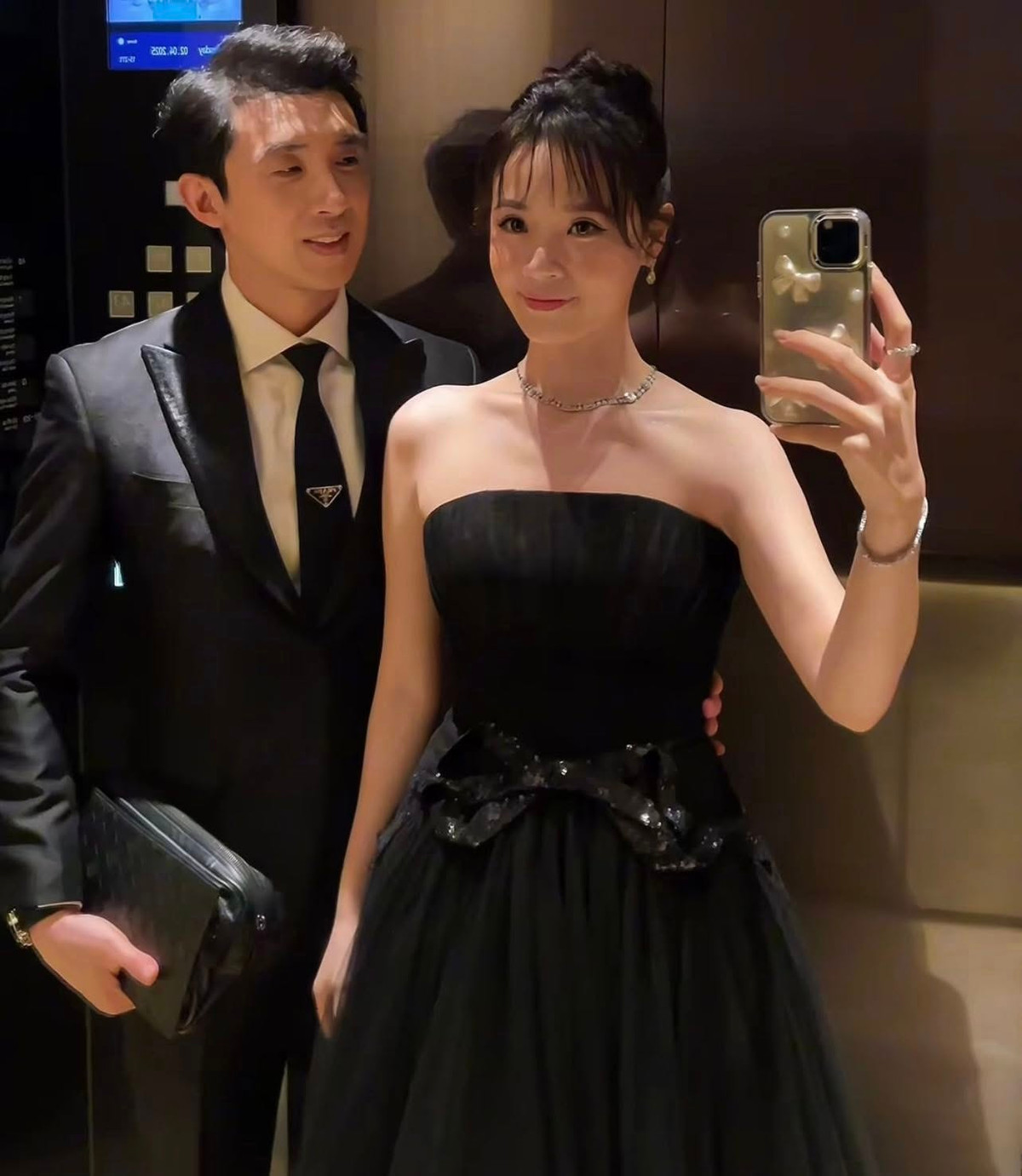 Trong khi đó, Minh Đạt lịch lãm trong bộ suit đen chỉn chu, cà vạt Prada đẳng cấp càng làm nổi bật thần thái của một doanh nhân thành đạt.