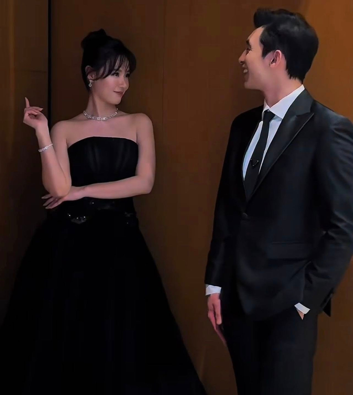 Sự đồng điệu trong trang phục giúp cả hai trông vô cùng hài hòa, đúng chuẩn cặp đôi "tổng tài - nàng thơ" khiến ai nhìn cũng phải xuýt xoa.