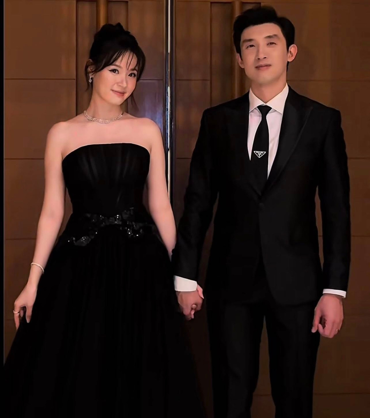 Dù ở giữa sự kiện lớn, cả hai vẫn thoải mái trao đổi, trò chuyện và cười đùa vui vẻ. Khoảnh khắc này nhanh chóng lọt vào ống kính và khiến cộng đồng mạng dậy sóng vì quá ngọt ngào.