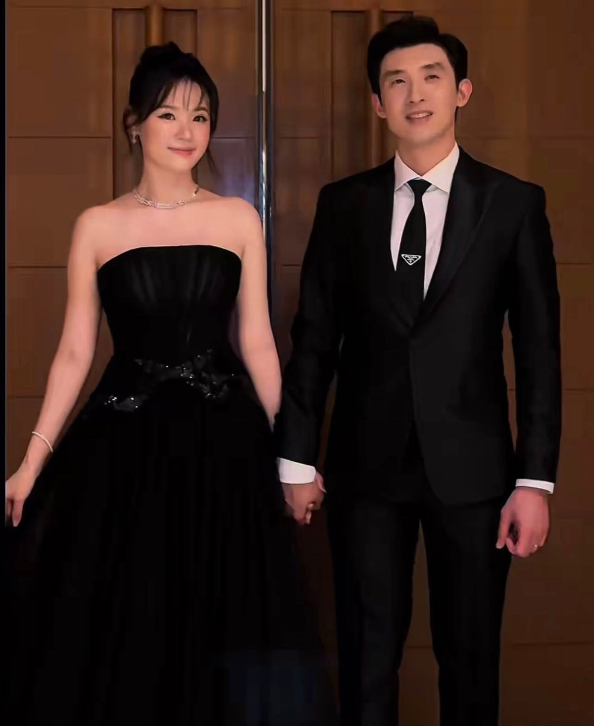 Không chỉ gây ấn tượng với ngoại hình đẹp đôi, Midu và Minh Đạt còn khiến dân tình "lụi tim" khi liên tục có những cử chỉ ngọt ngào.