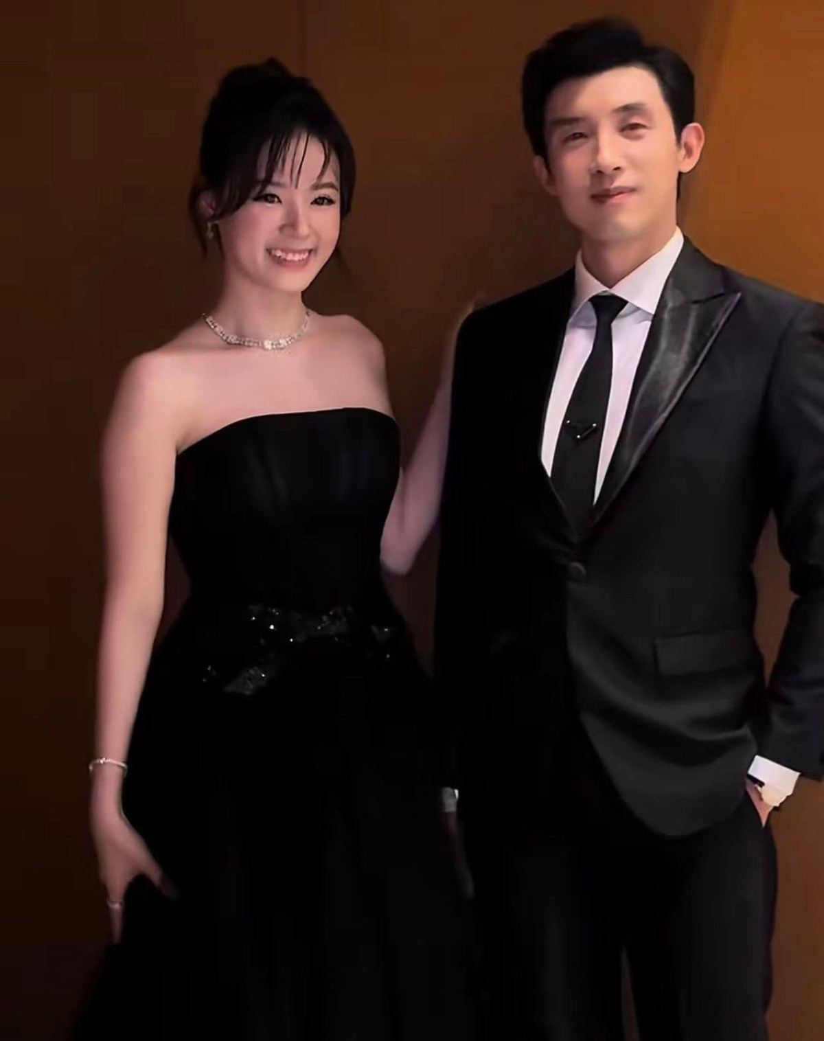 Minh Đạt cũng không ngại dành cho vợ ánh nhìn cưng chiều, đúng chuẩn "tổng tài" yêu chiều "cô vợ nhỏ".