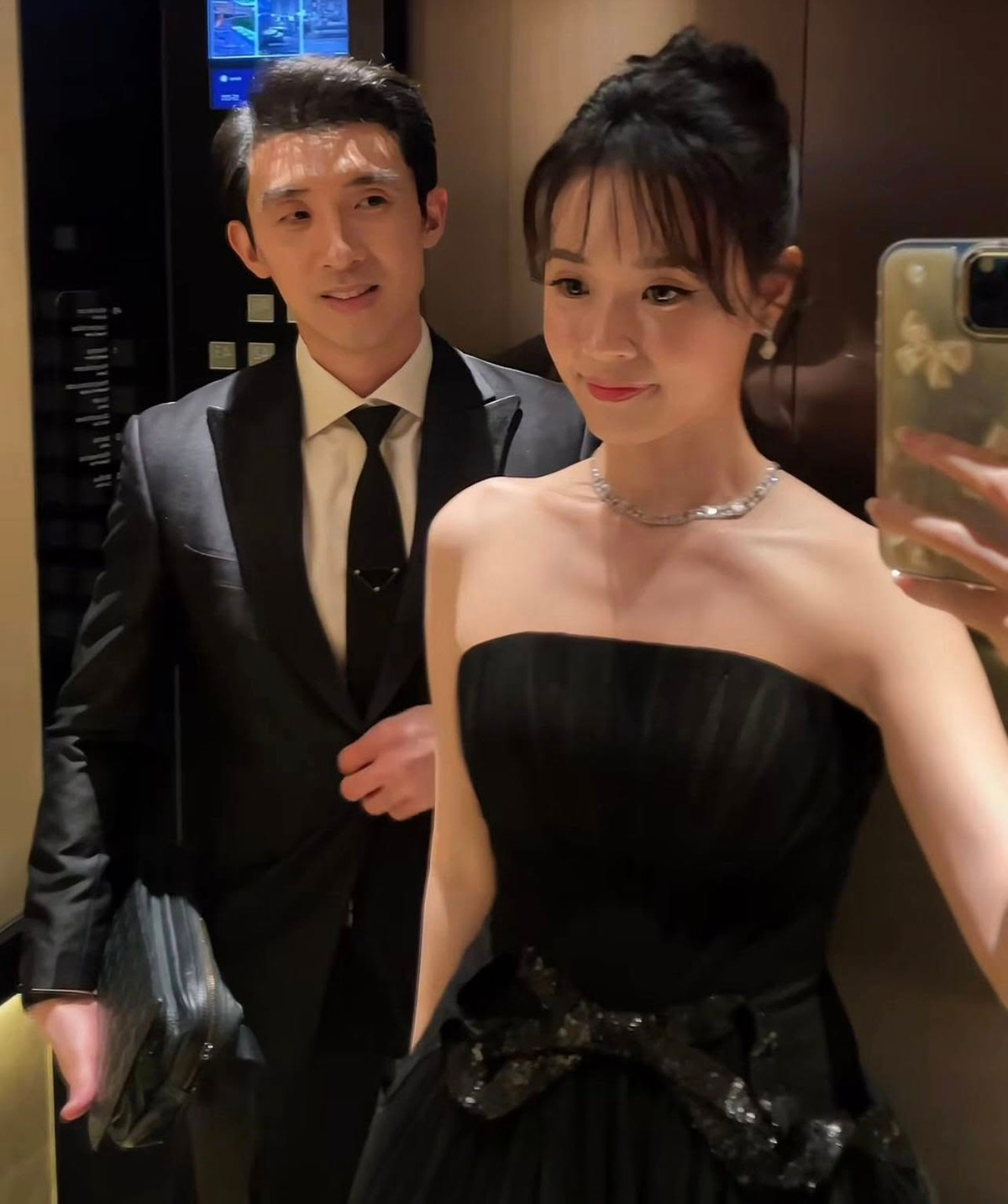 Cặp đôi luôn nắm chặt tay nhau, Midu thỉnh thoảng còn tựa nhẹ vào chồng vô cùng đáng yêu.