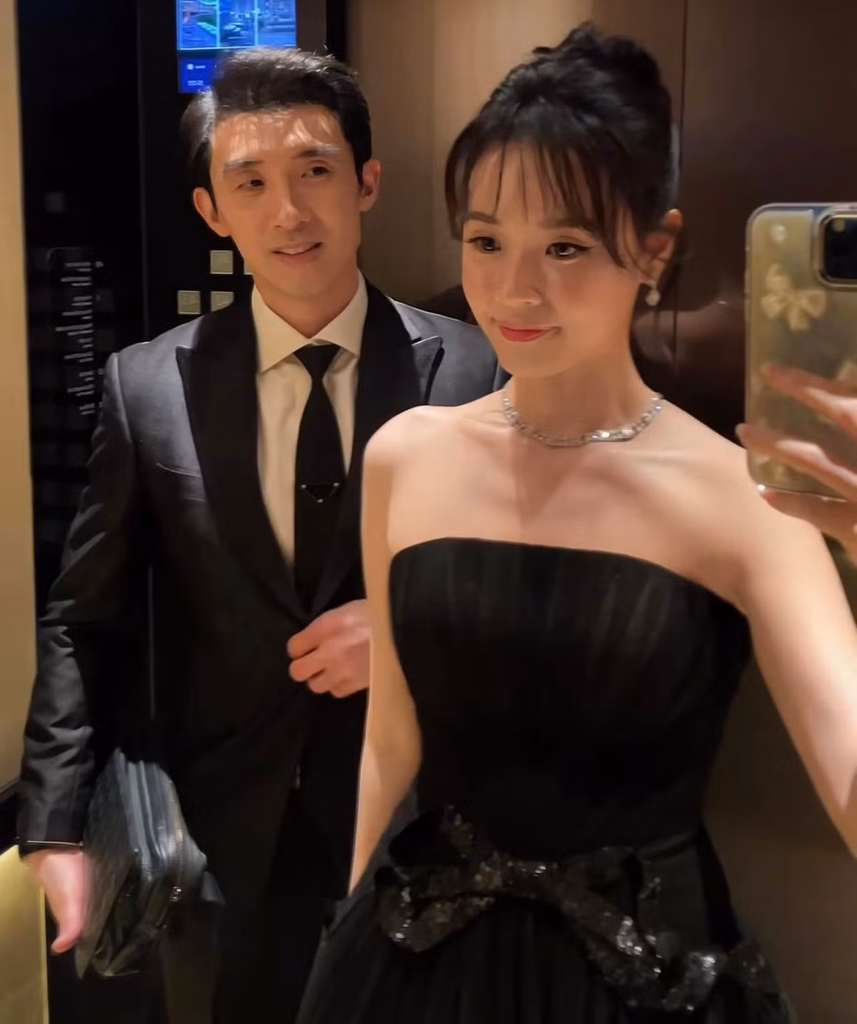 Cặp đôi luôn nắm chặt tay nhau, Midu thỉnh thoảng còn tựa nhẹ vào chồng vô cùng đáng yêu.